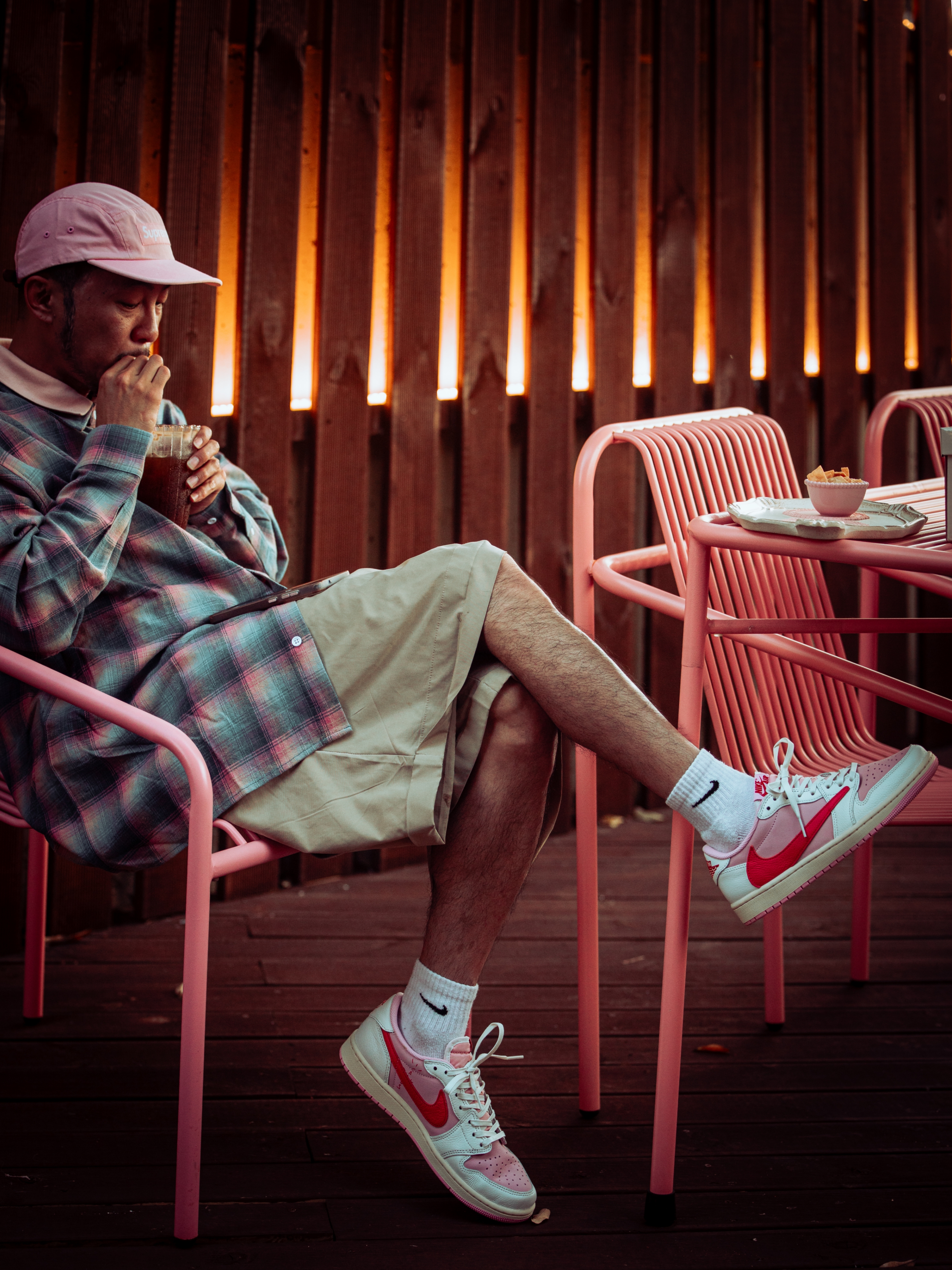 Jordan 1 x Travis Scott Retro Low OG SP Sail Tropical Pink, Supreme Washed Chino Twill Camp Cap Pink - 25FW 착용 스타일 - 3
