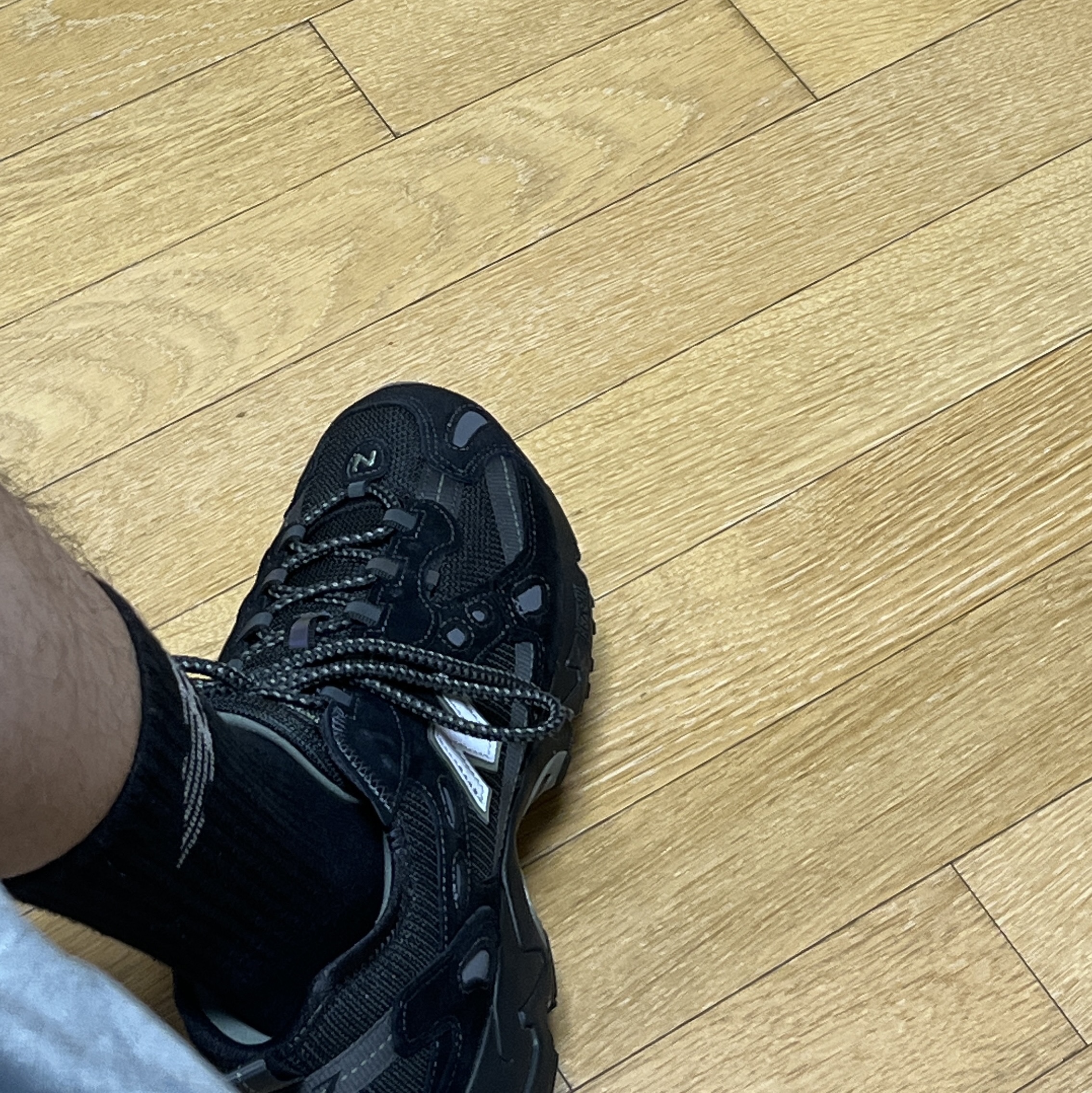New Balance x Thisisneverthat 827 Black 착용 스타일 - 2