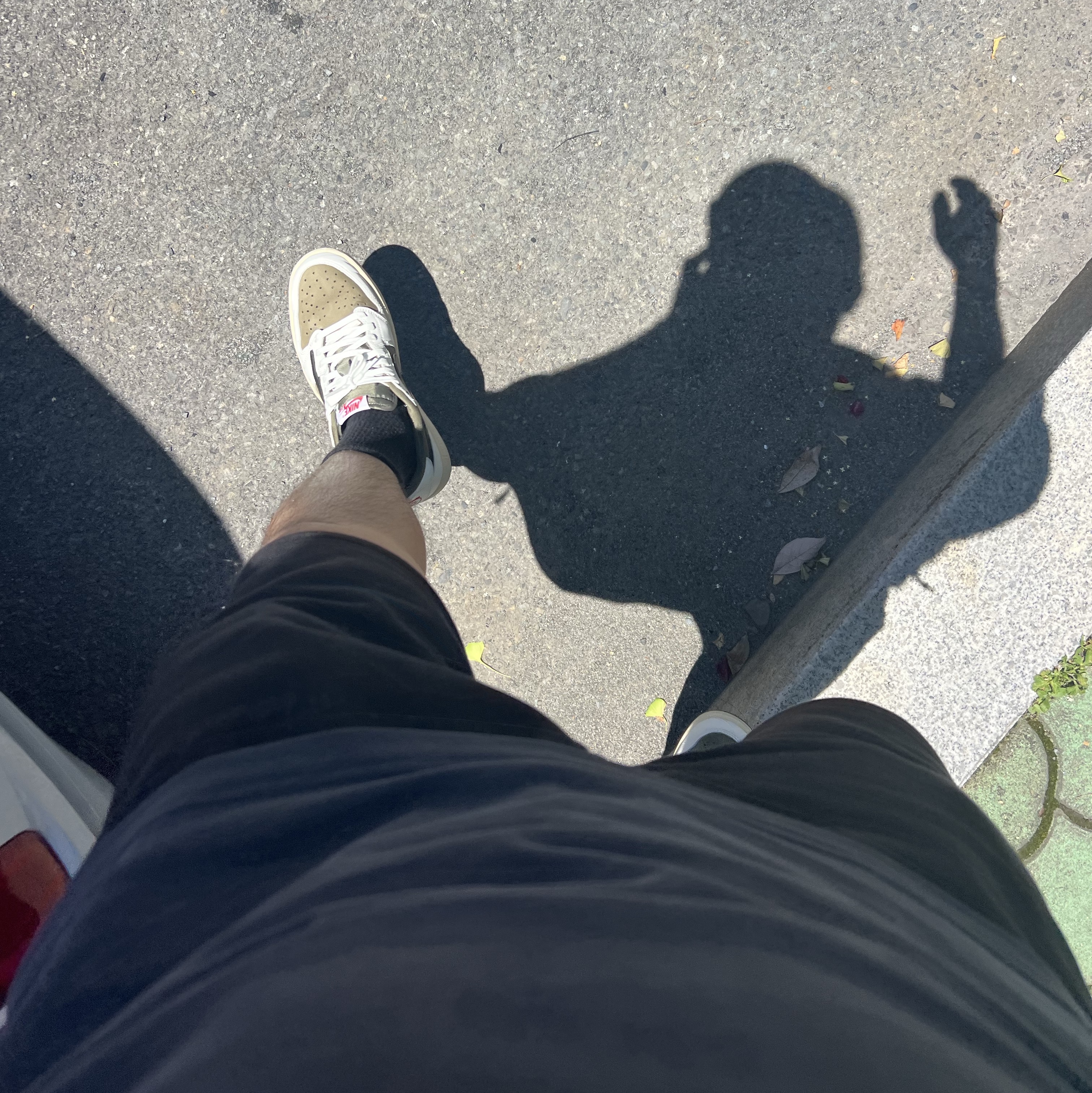 Jordan 1 x Travis Scott Retro Low OG SP Reverse Olive, Jordan x Travis Scott T-Shirt Dark Smoke Grey (DZ5510-070) 착용 스타일