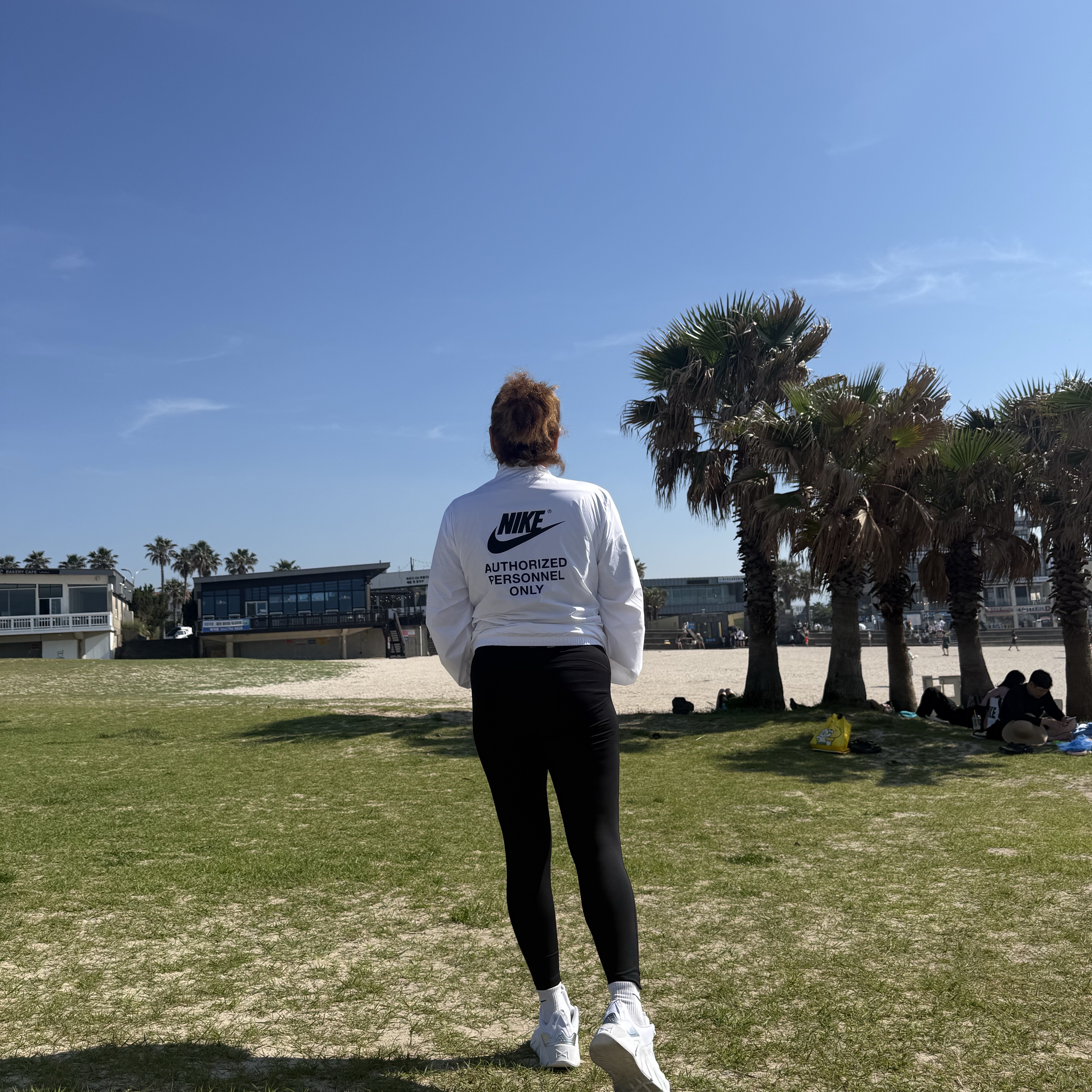 Nike Full-Zip Woven Jacket White Black 착용 스타일 - 1