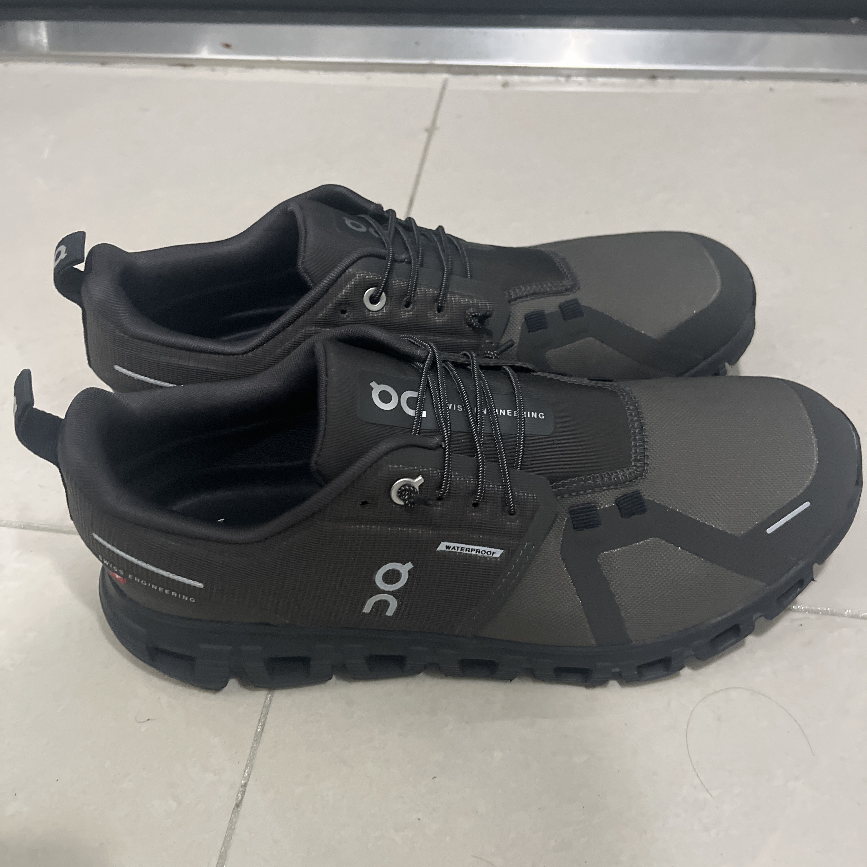 On Running Cloud 6 WP Thorn Black 착용 스타일