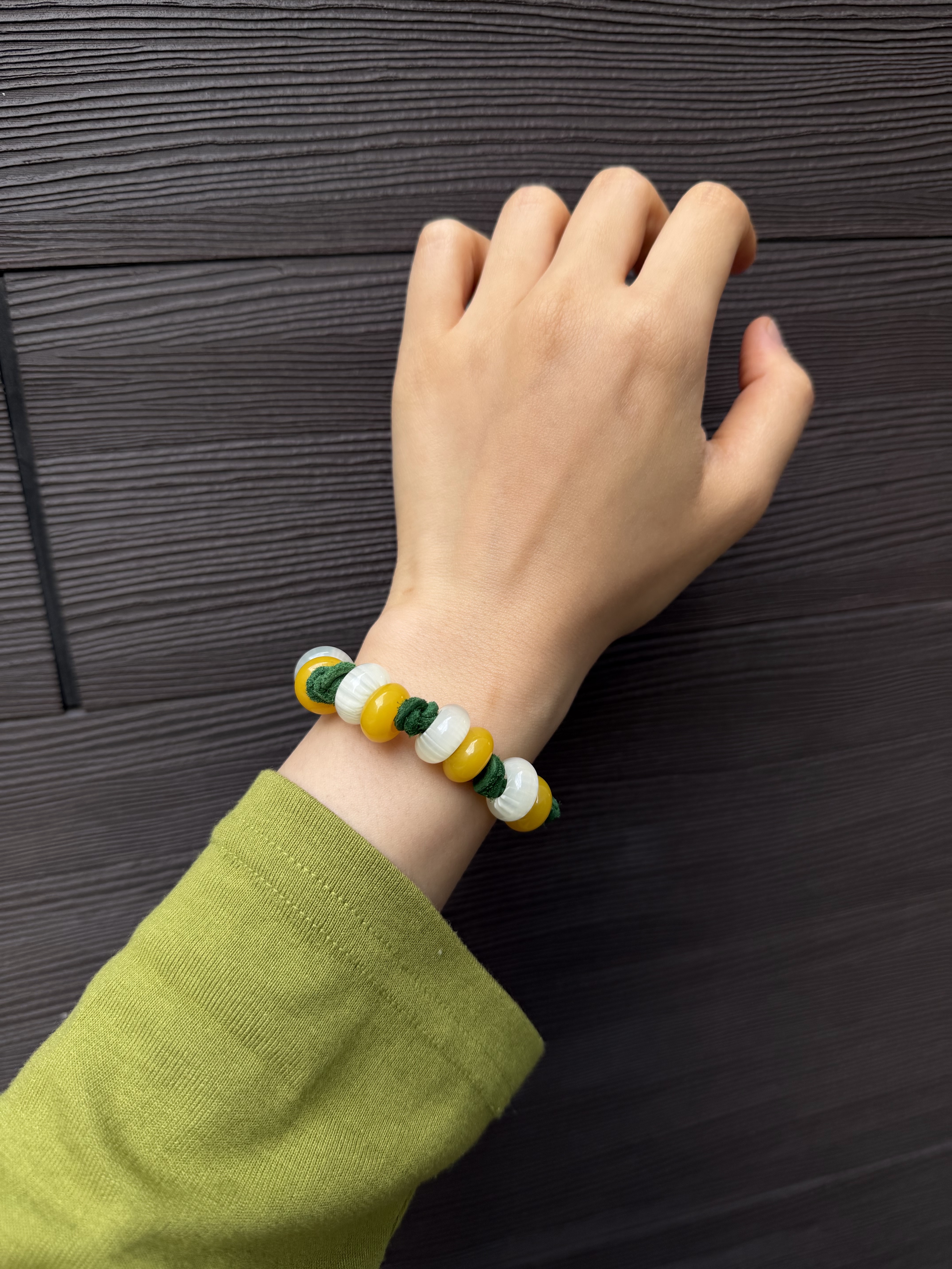 Hono Report Cow Suede Bracelet Blue 착용 스타일