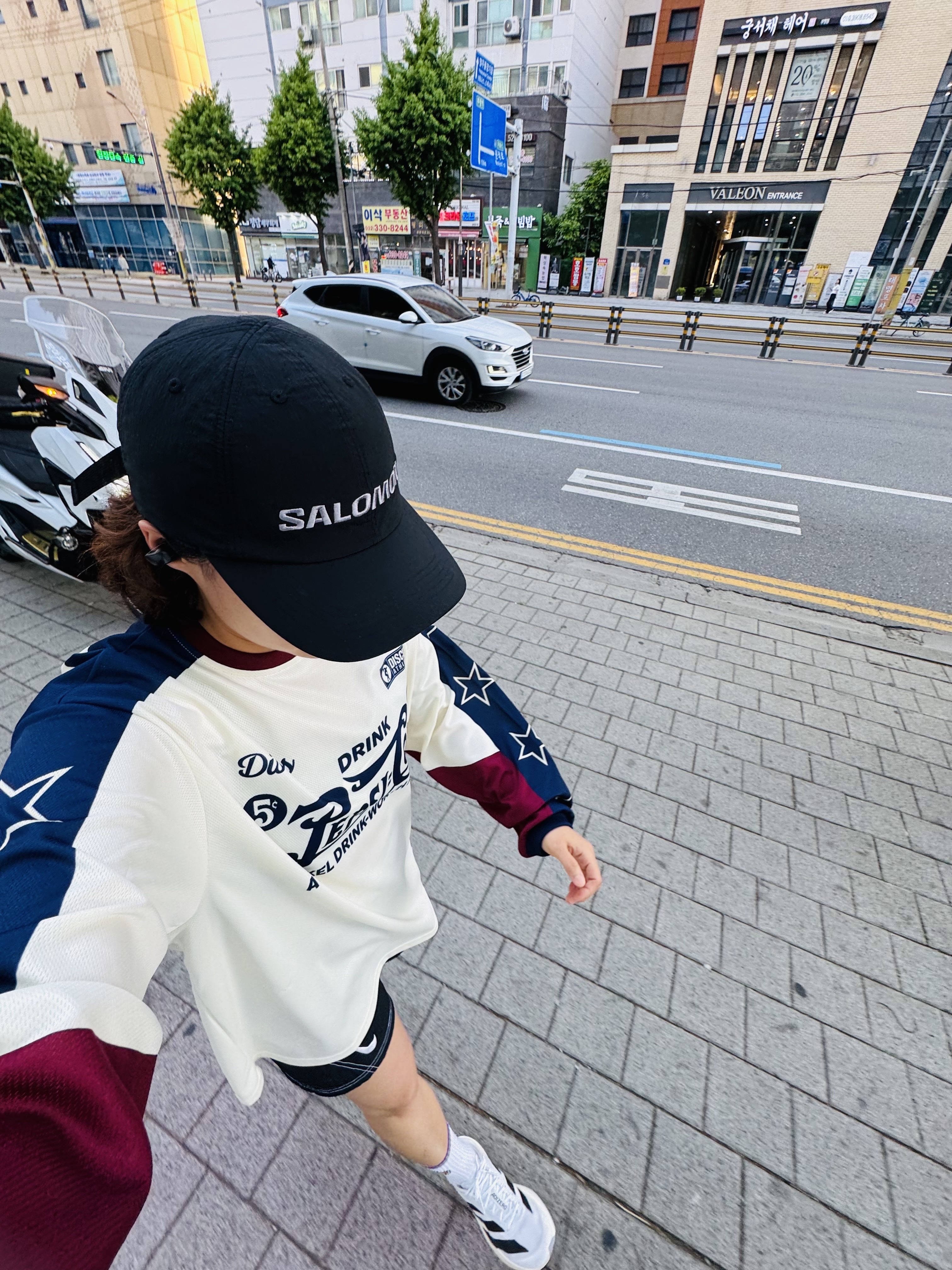 Salomon Primary Ball Cap Black, Nike Vomero 18 Black Dark Smoke Grey 착용 스타일 - 2