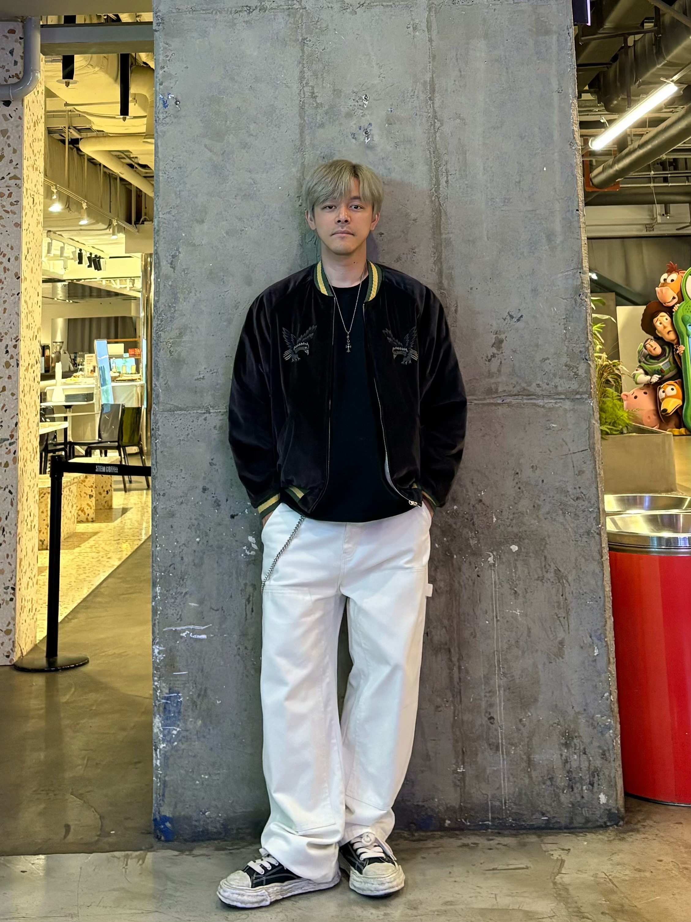 Kapital Raven Skull Bespoke Souvenir Jacket Black, Maison Mihara Yasuhiro Peterson23 OG Sole Garment Dyed Canvas Low-top Sneakers Black 착용 스타일 - 2