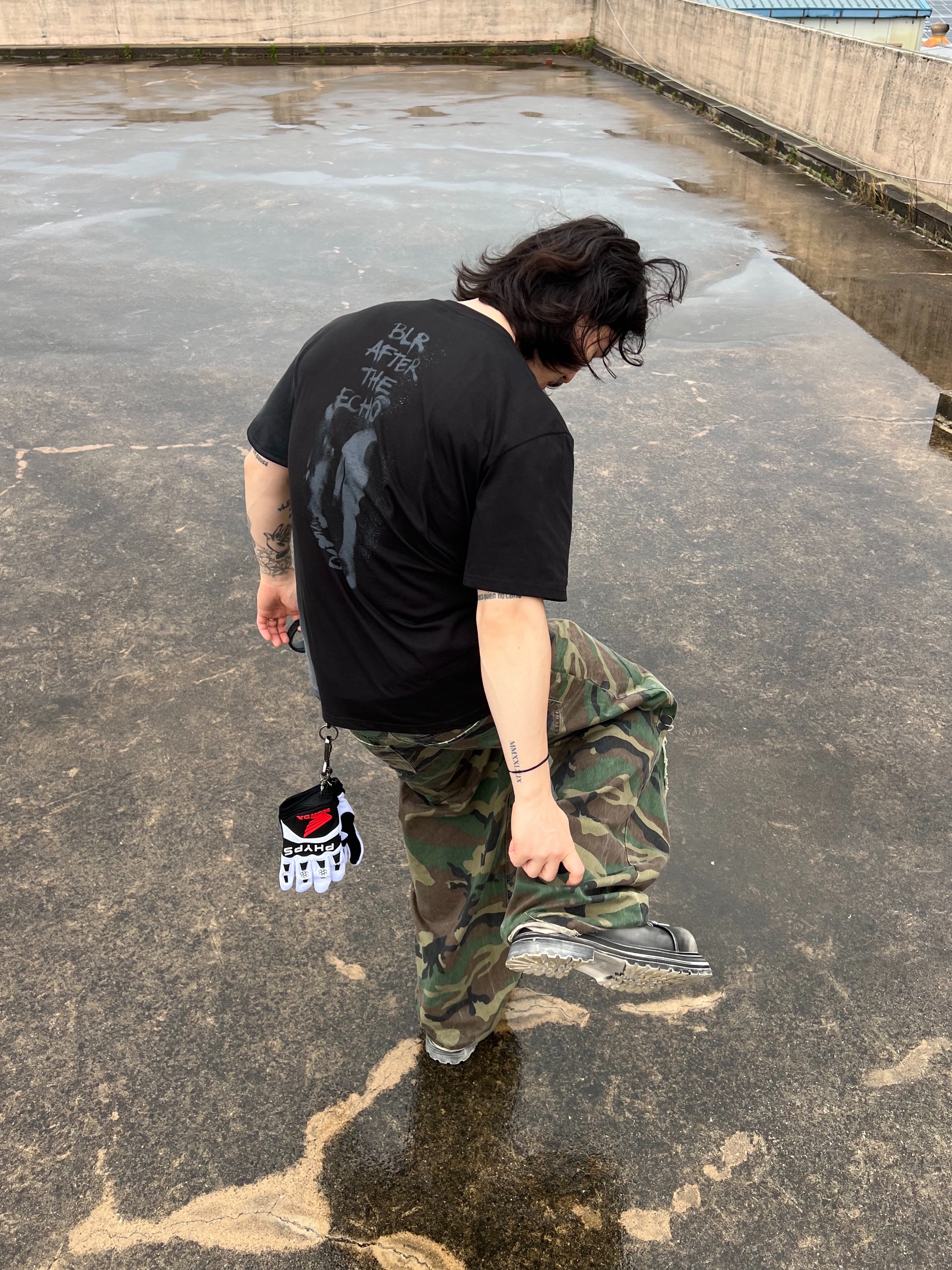 BLR Silhouette Graphic Oversized T-Shirt Black, Honda Motorcyle Gloves White 착용 스타일 - 8