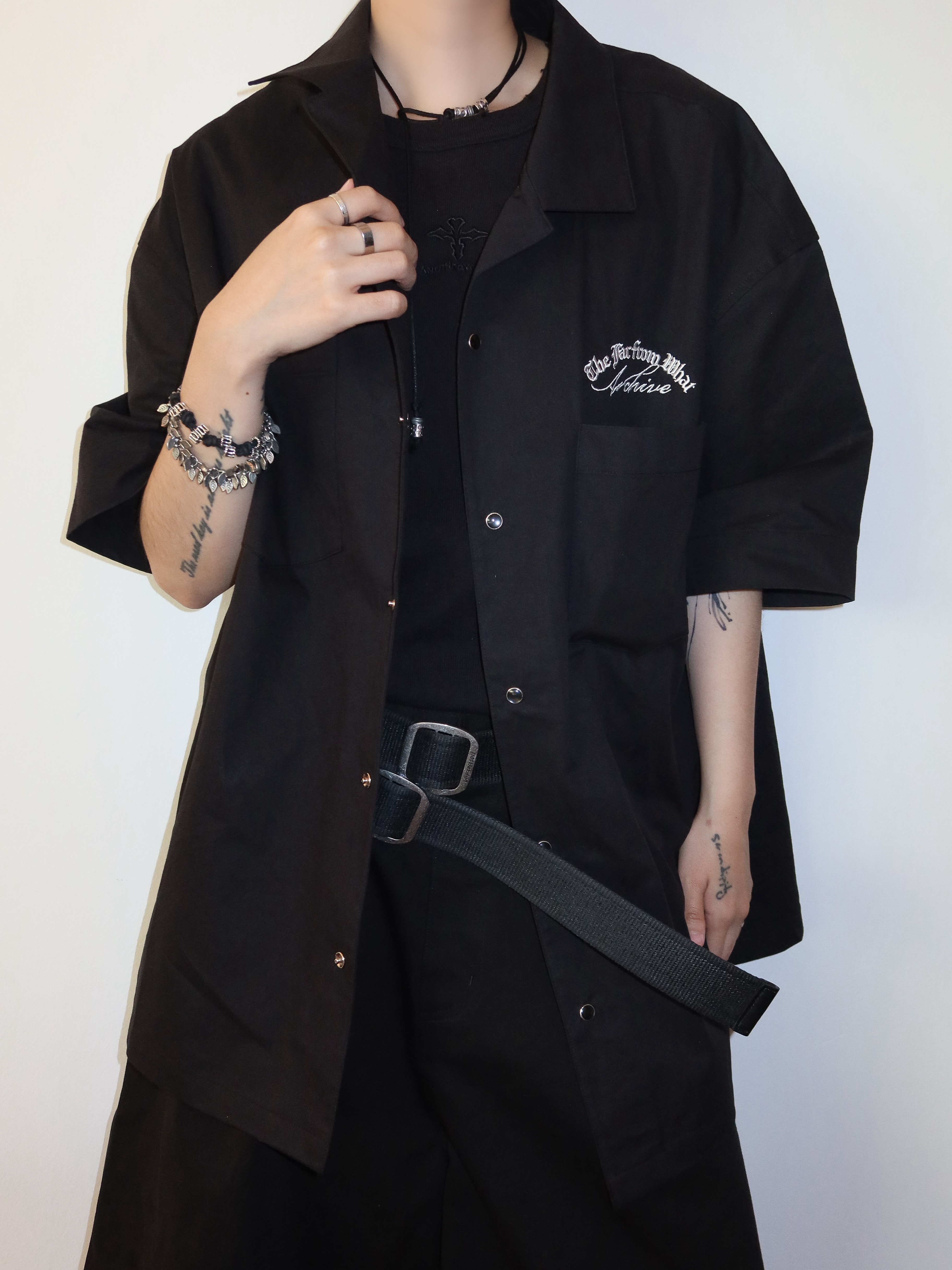 Farfromwhat Far Open Collar Shirts Black, Hono Report Rope Necklace Black 착용 스타일 - 2