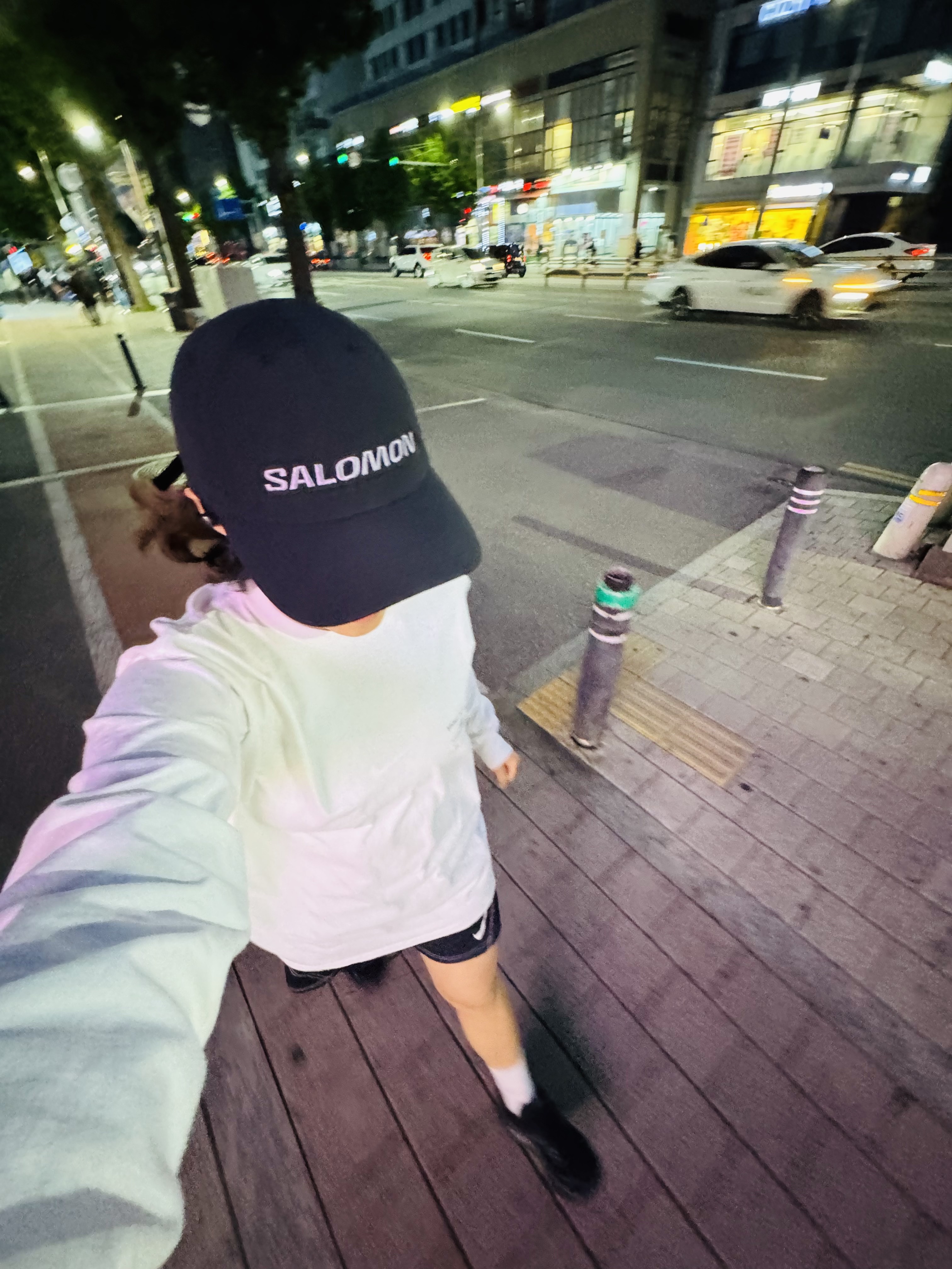 Salomon Primary Ball Cap Black, Nike Vomero 18 Black Dark Smoke Grey 착용 스타일 - 1
