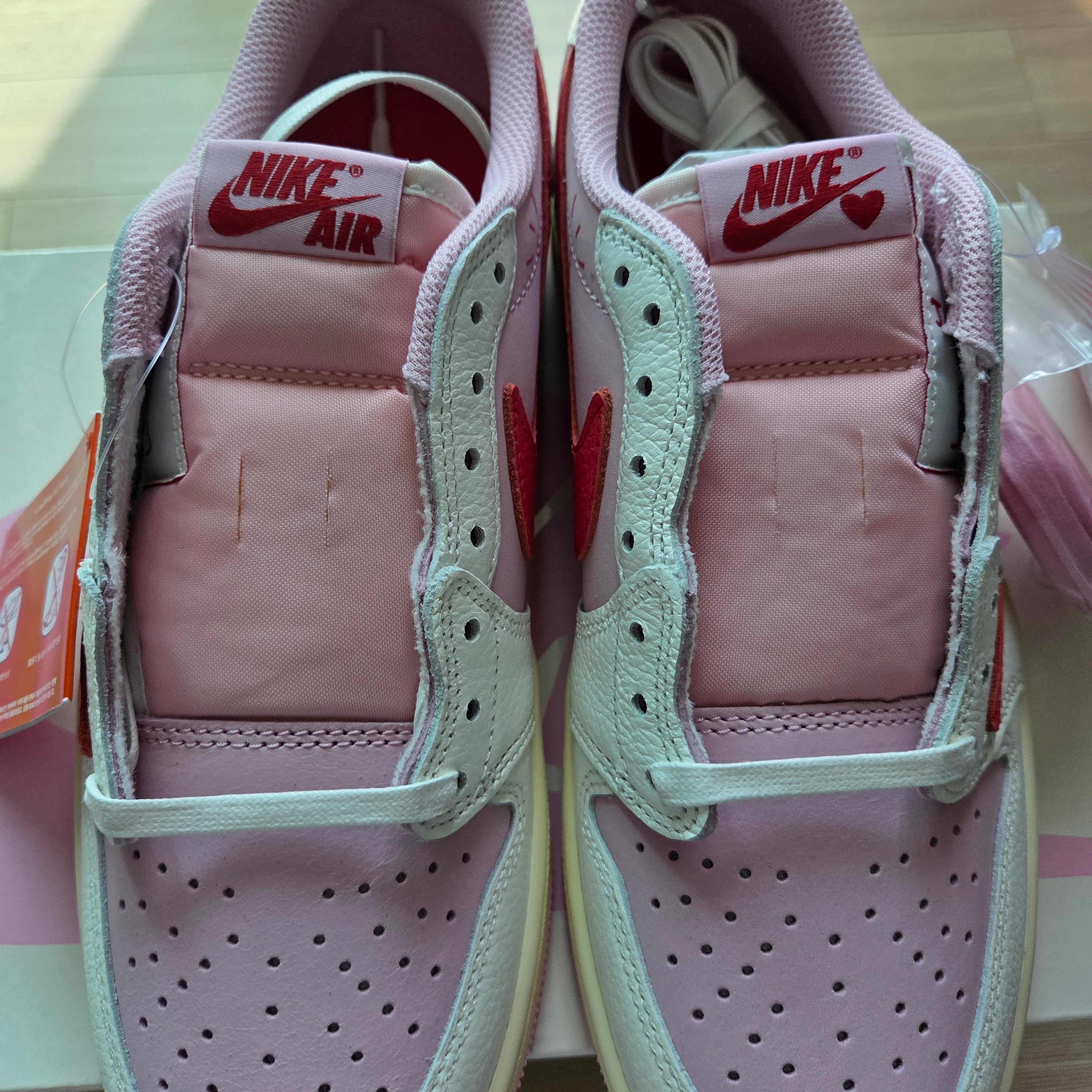Jordan 1 x Travis Scott Retro Low OG SP Sail Tropical Pink, Jordan 1 x Travis Scott Retro Low OG SP Reverse Olive 착용 스타일 - 1