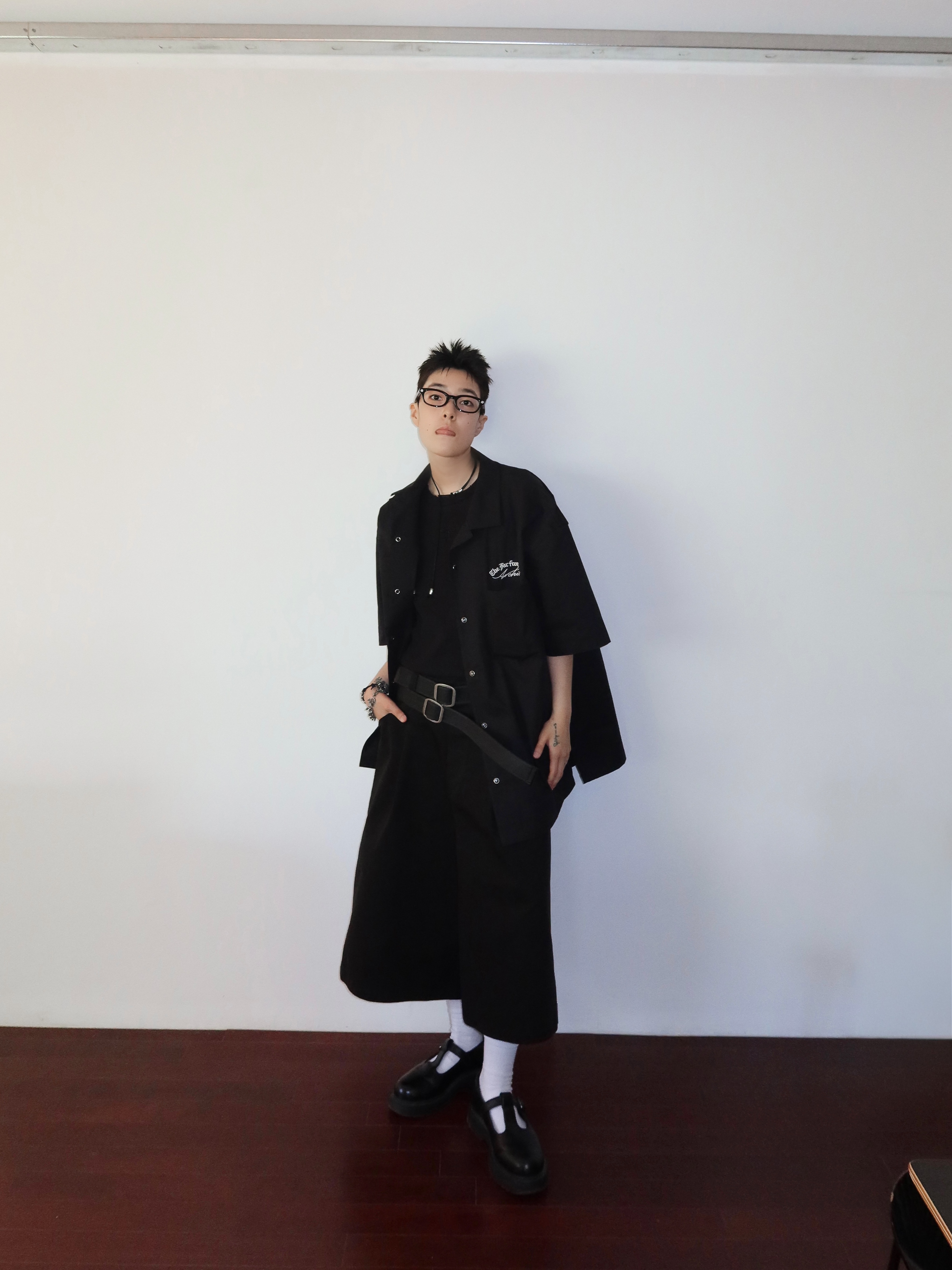 Farfromwhat Far Open Collar Shirts Black, Hono Report Rope Necklace Black 착용 스타일 - 6