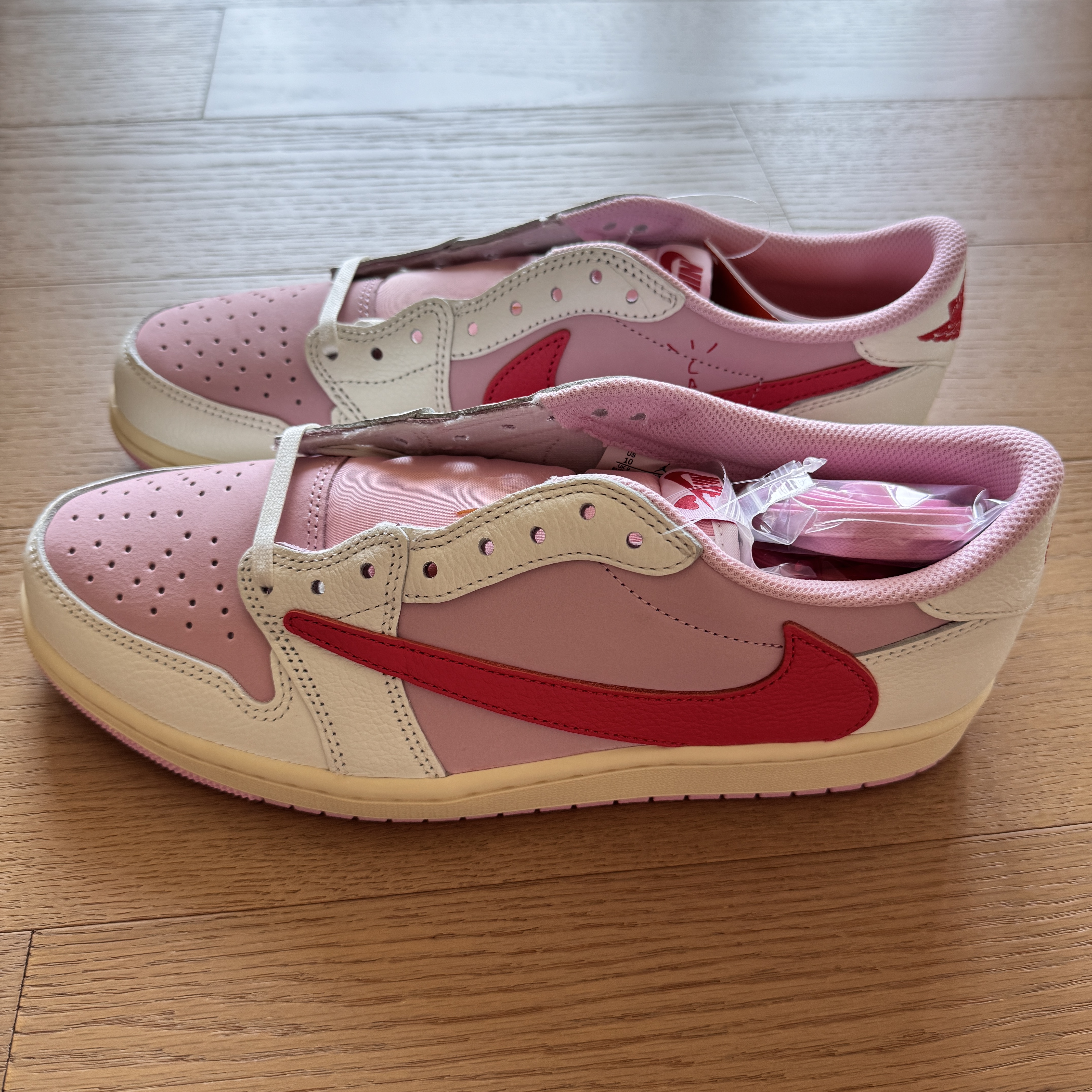 Jordan 1 x Travis Scott Retro Low OG SP Sail Tropical Pink 착용 스타일 - 4