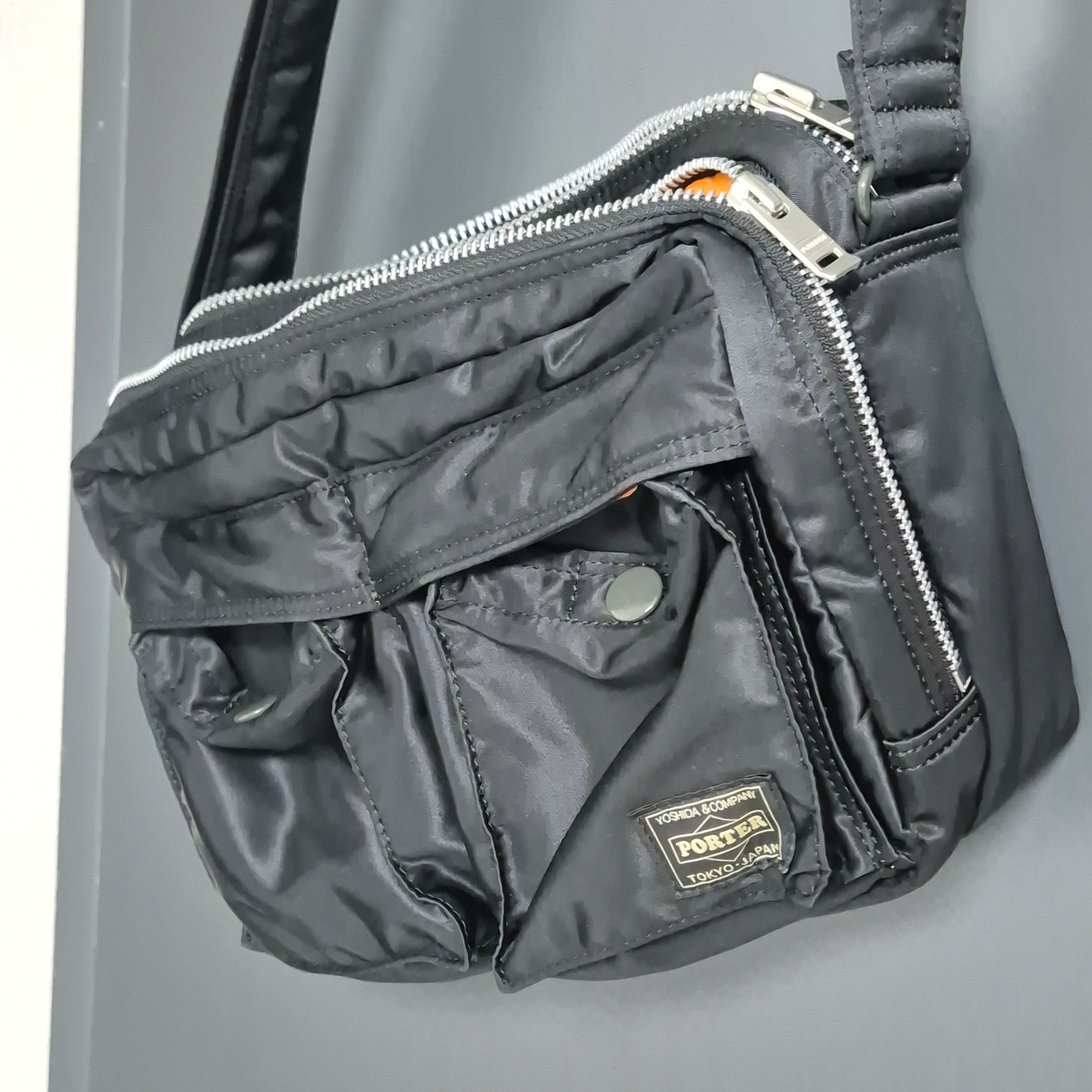 Porter All New Tanker Sling Bag Zip Black 착용 스타일
