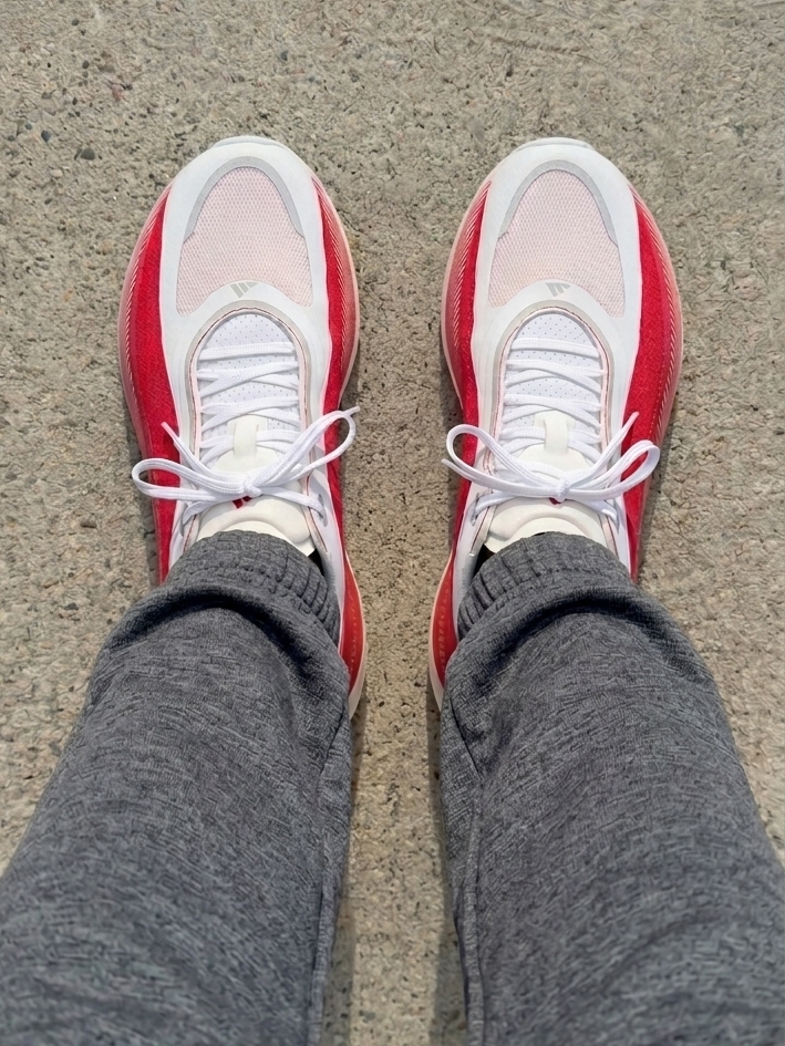 Adidas Hyperboost Edge Cloud White Pure Ruby 착용 스타일
