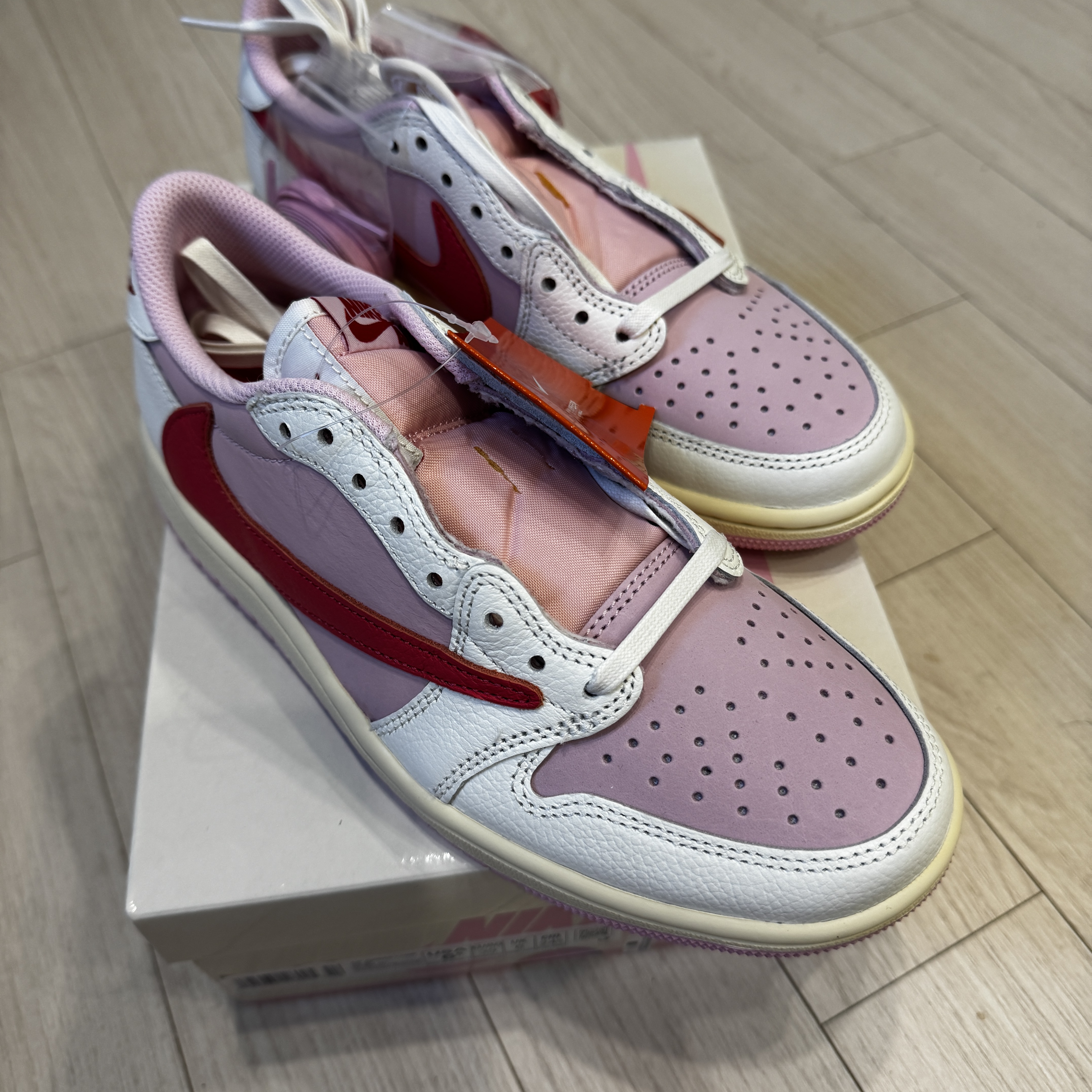 Jordan 1 x Travis Scott Retro Low OG SP Sail Tropical Pink 착용 스타일 - 3
