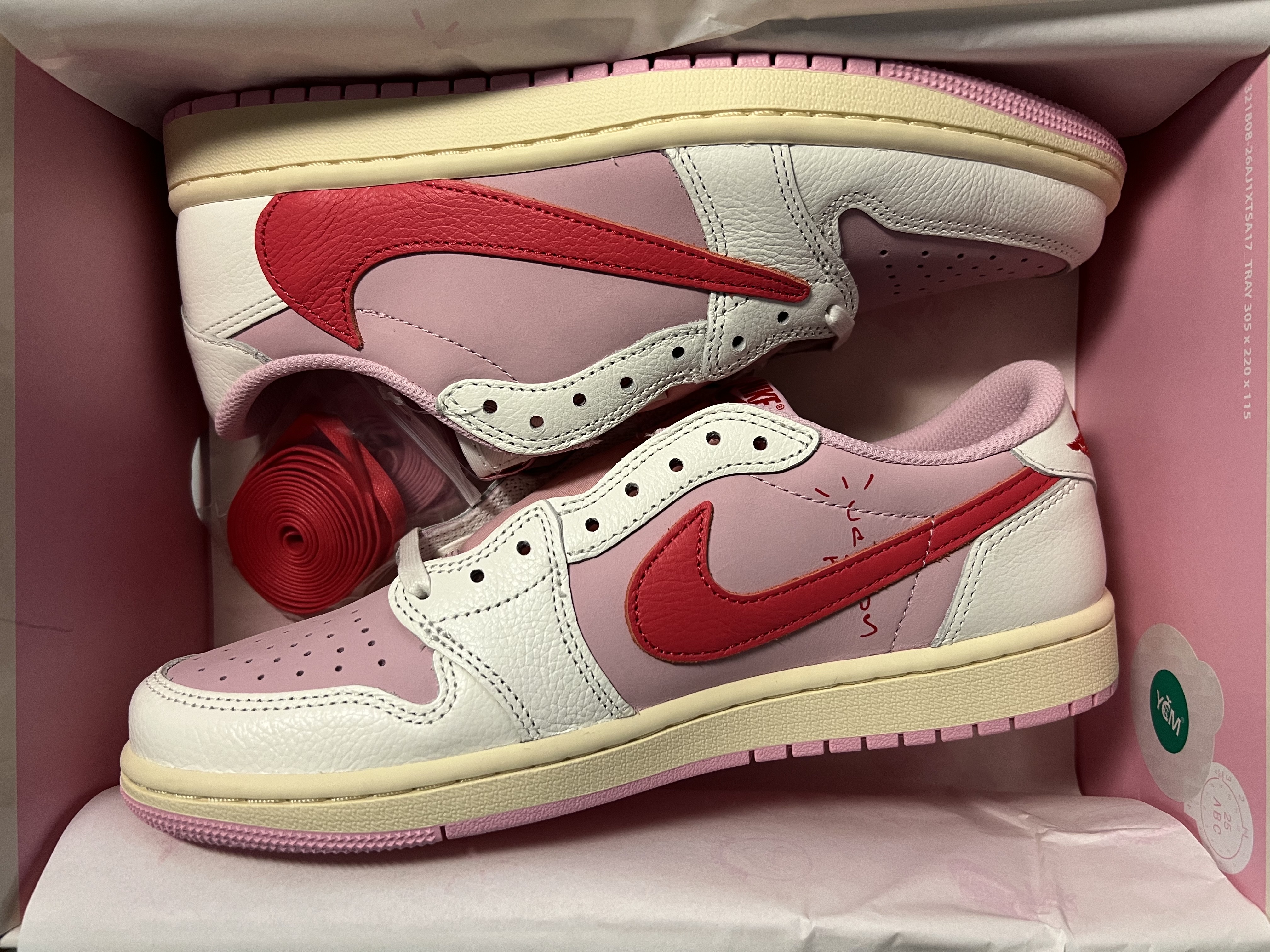 Jordan 1 x Travis Scott Retro Low OG SP Sail Tropical Pink 착용 스타일 - 2
