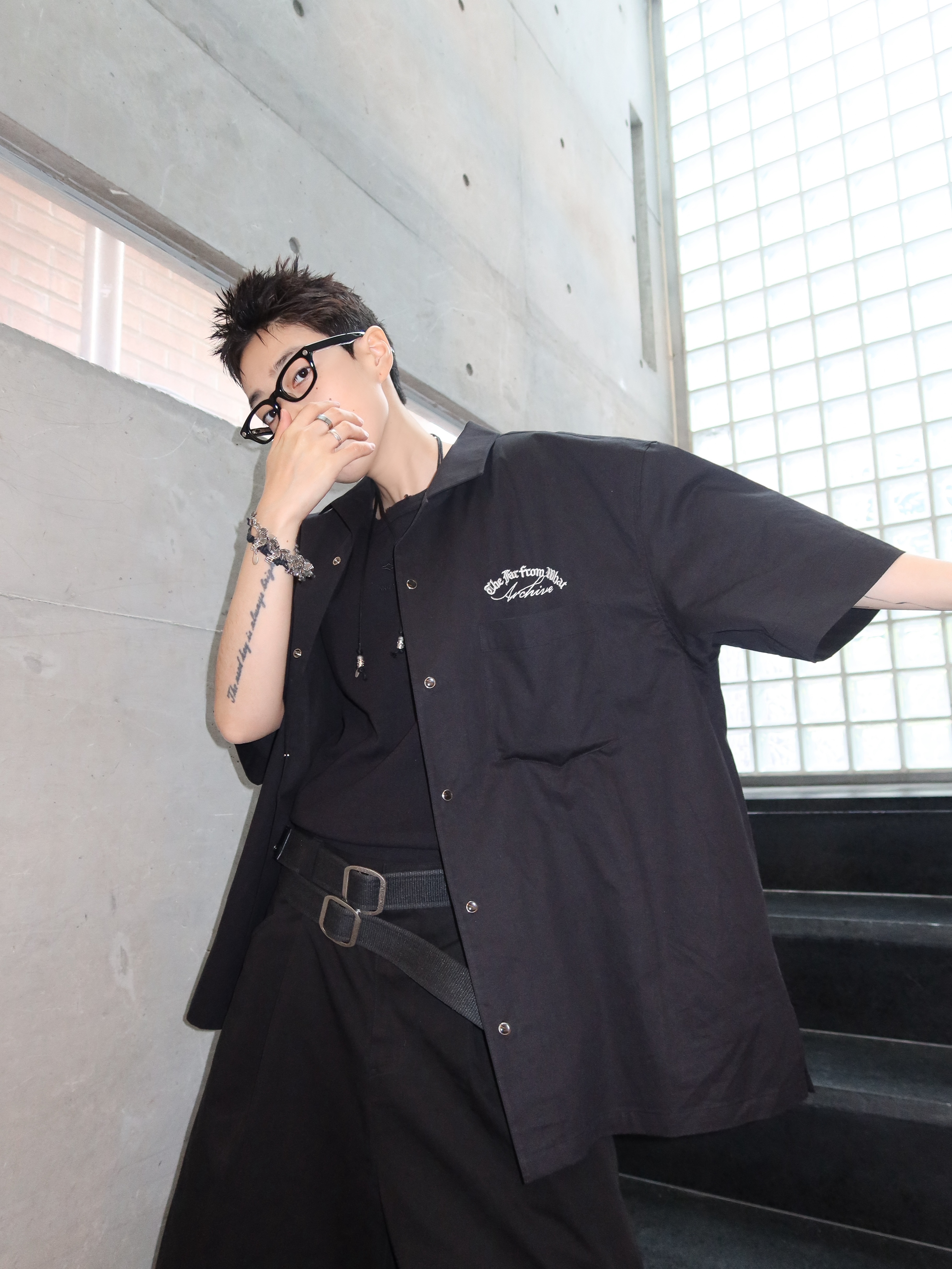 Farfromwhat Far Open Collar Shirts Black, Hono Report Rope Necklace Black 착용 스타일 - 5