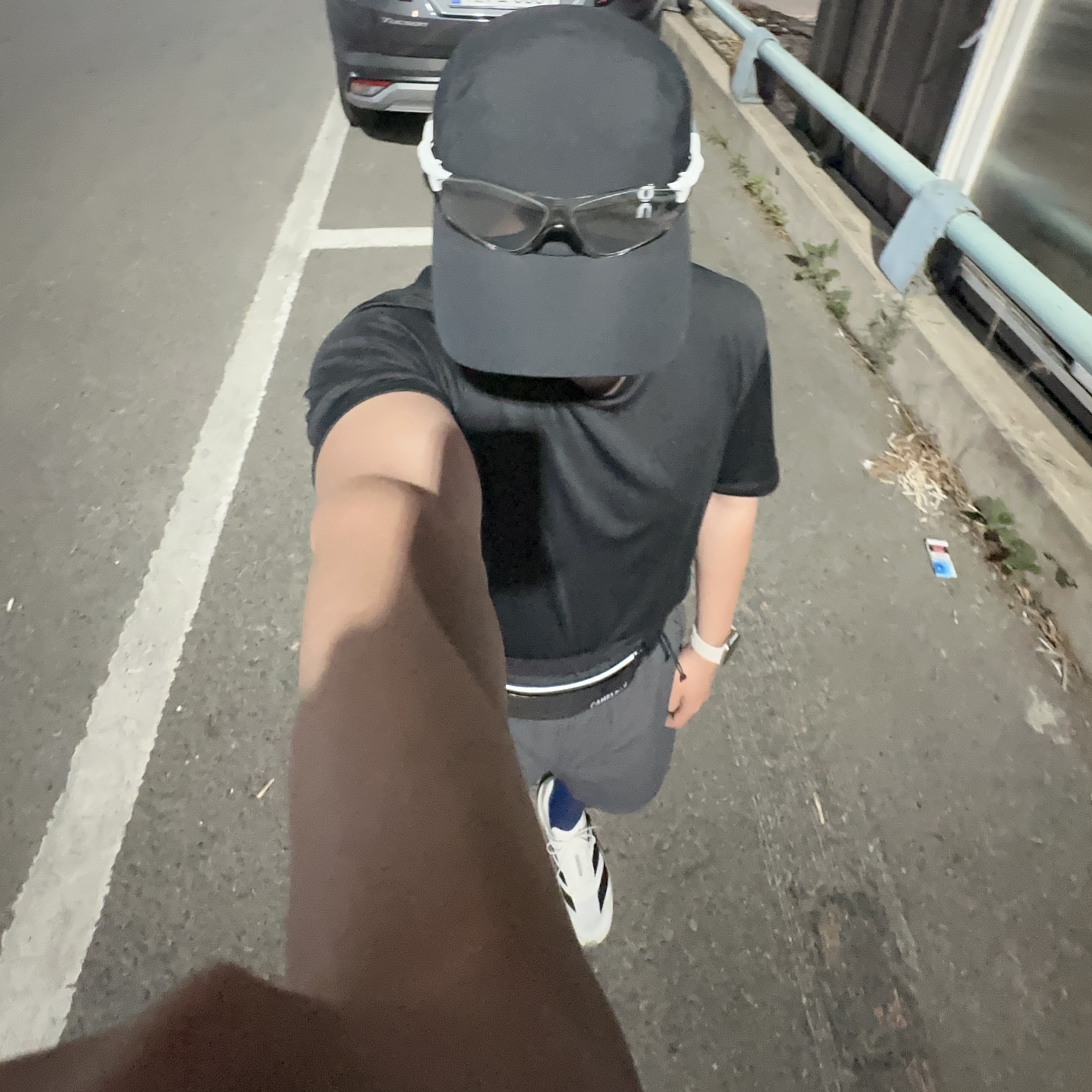 Oakley EVZero Path Matte White Frame Clear To Black Iridium Photochromic Lenses Low Bridge Fit, On Running Lightweight Cap Black 착용 스타일