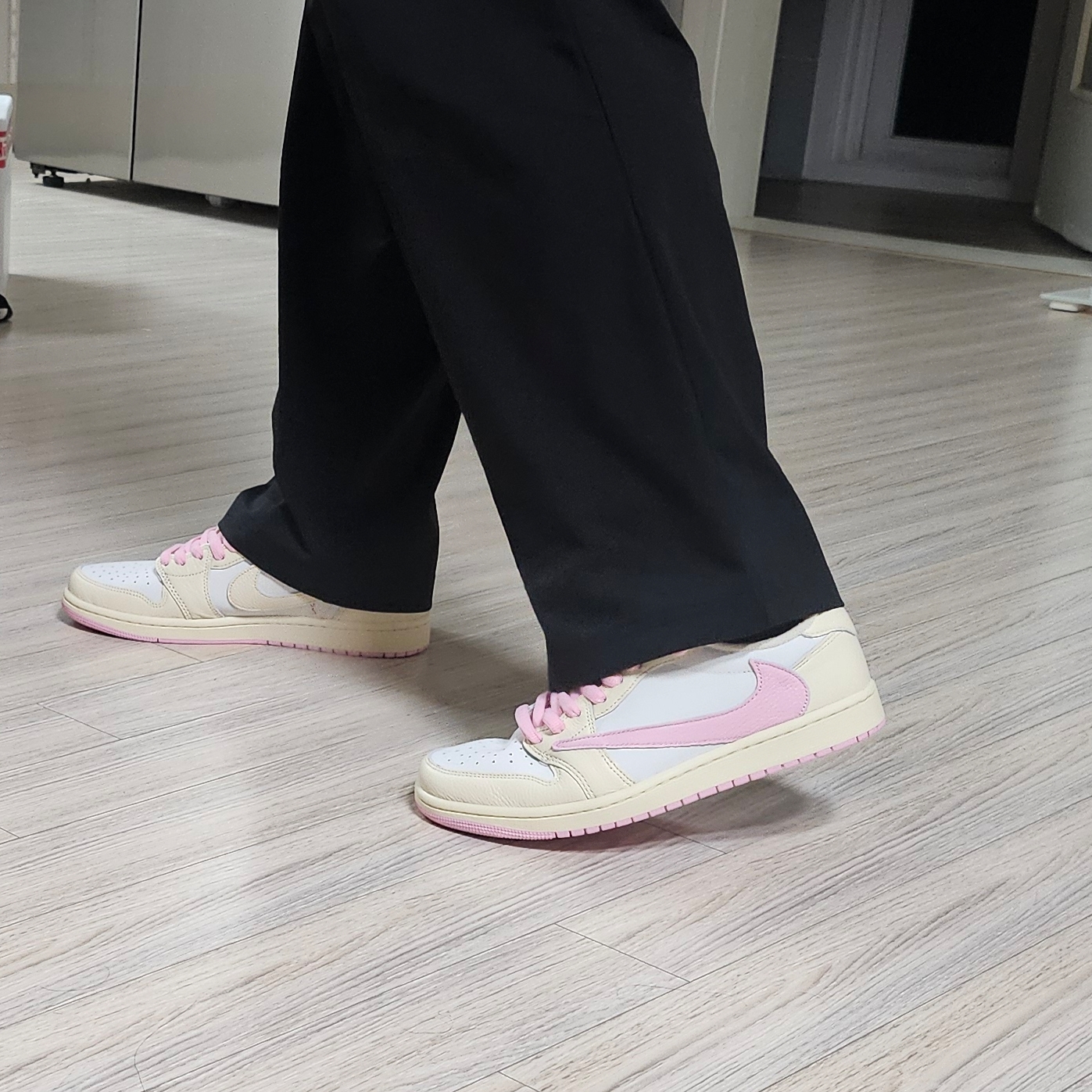 Jordan 1 x Travis Scott Retro Low OG SP Muslin Shy Pink 착용 스타일