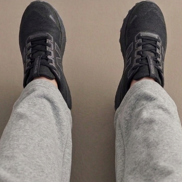 New Balance FuelCell Rebel Trail Black Metallic - 2E Wide 착용 스타일