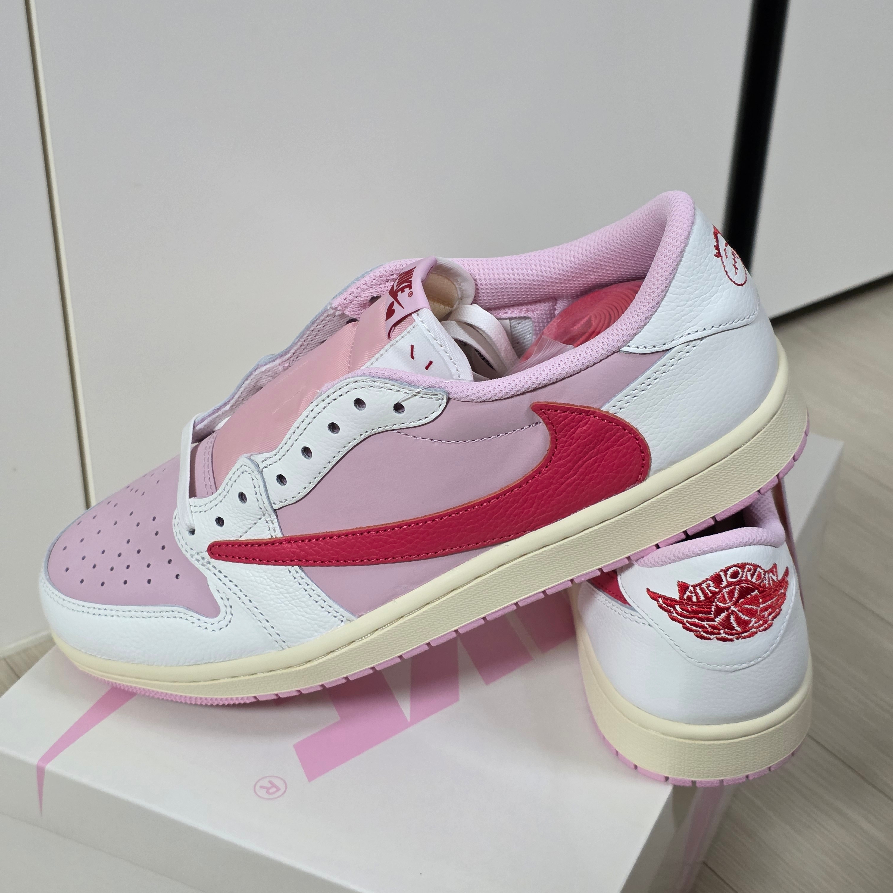 Jordan 1 x Travis Scott Retro Low OG SP Sail Tropical Pink 착용 스타일