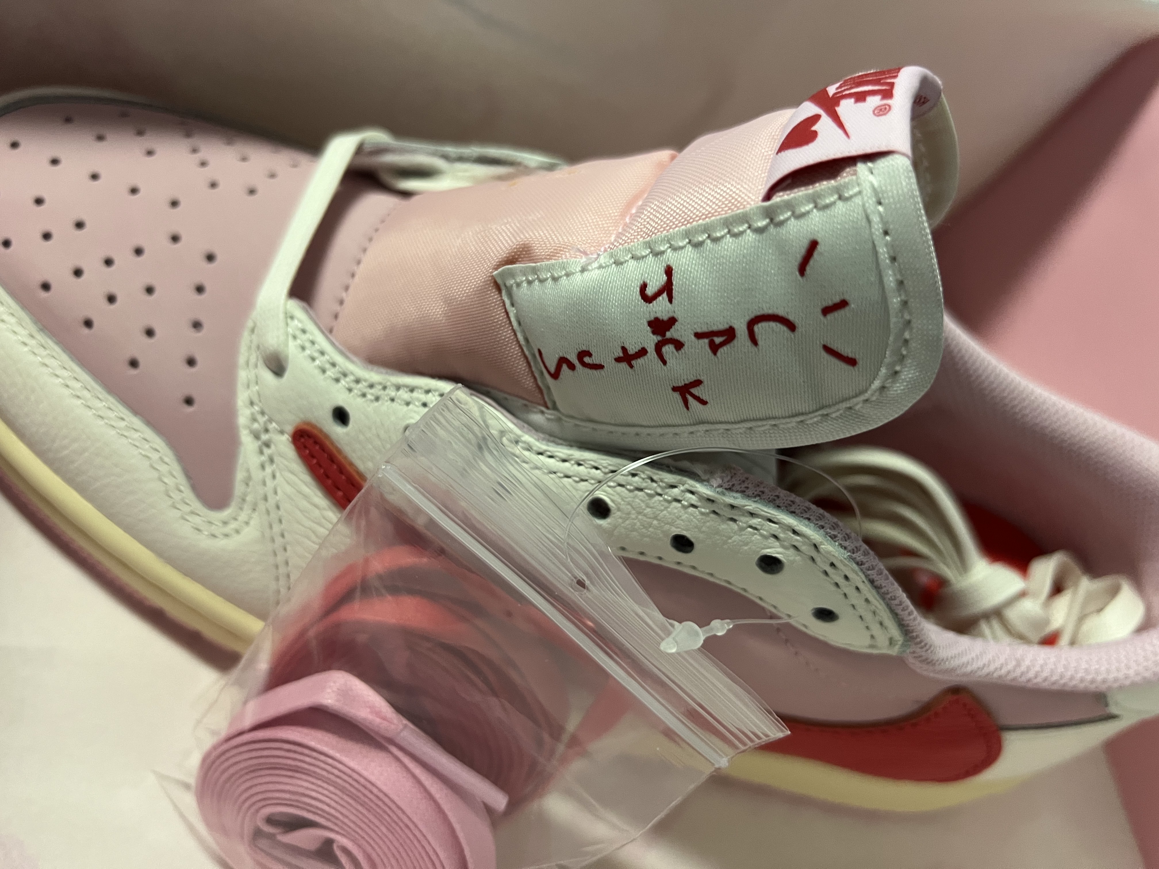 Jordan 1 x Travis Scott Retro Low OG SP Sail Tropical Pink 착용 스타일 - 5