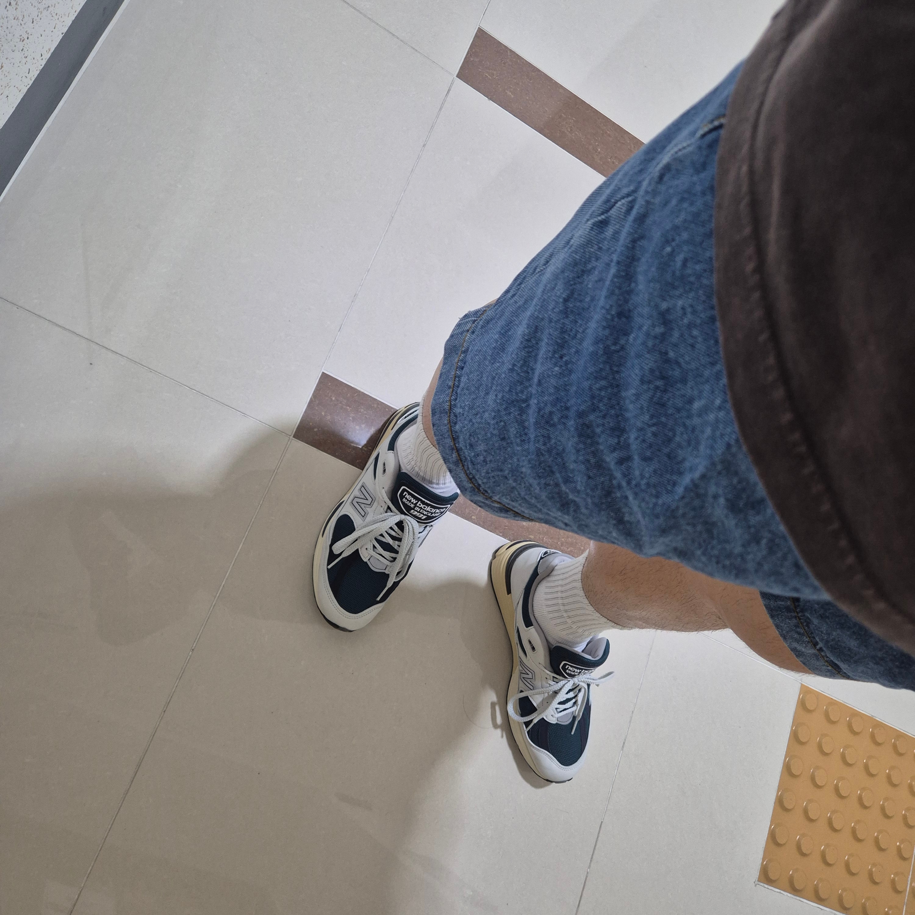 New Balance 991v2 Made in UK Grey Balsam 착용 스타일 - 2