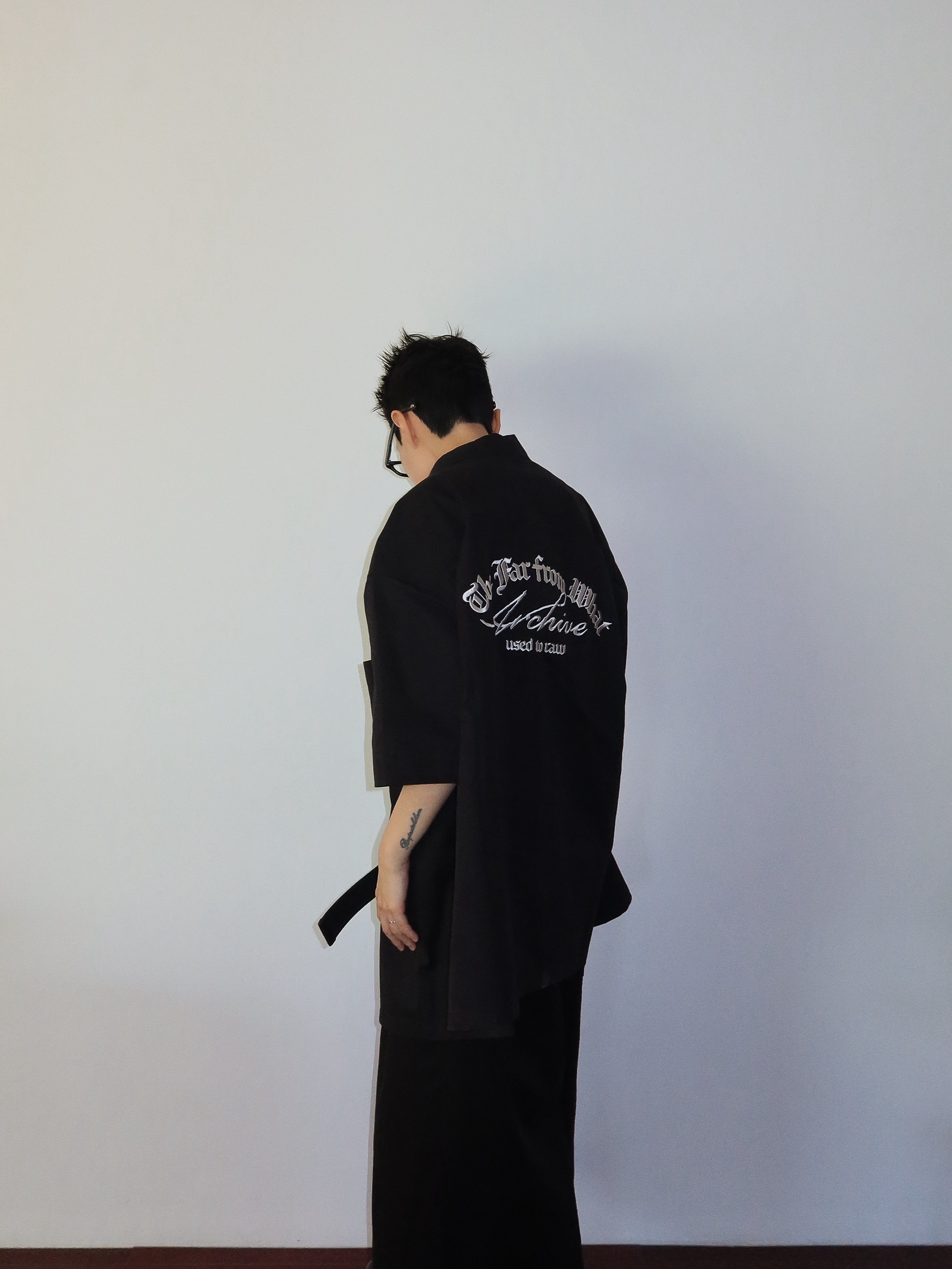 Farfromwhat Far Open Collar Shirts Black, Hono Report Rope Necklace Black 착용 스타일 - 7
