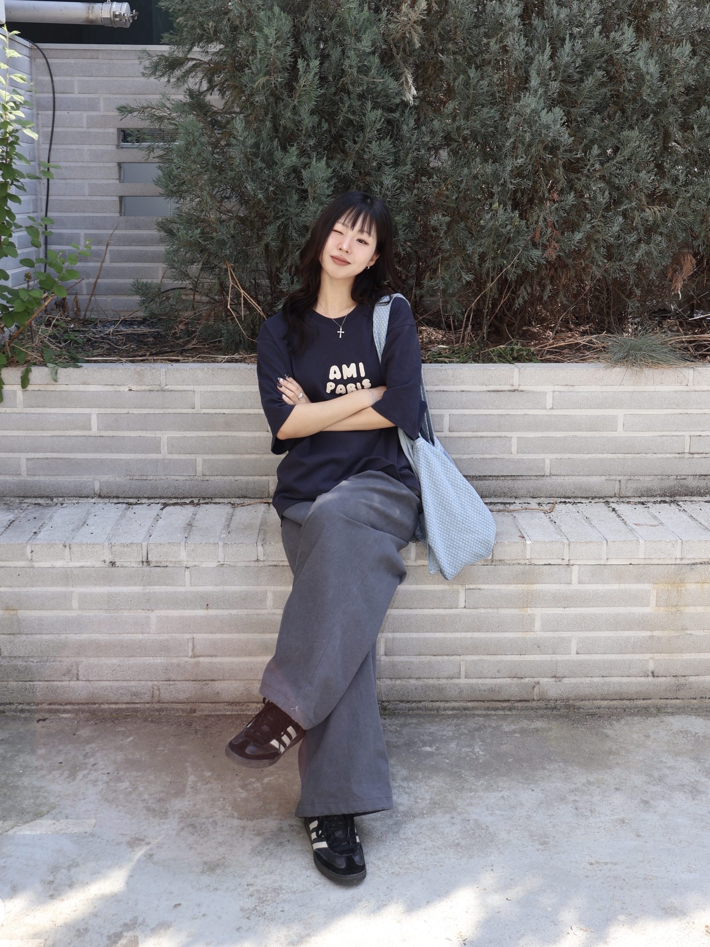 AMI Short Sleeve T-Shirt Navy 착용 스타일 - 1