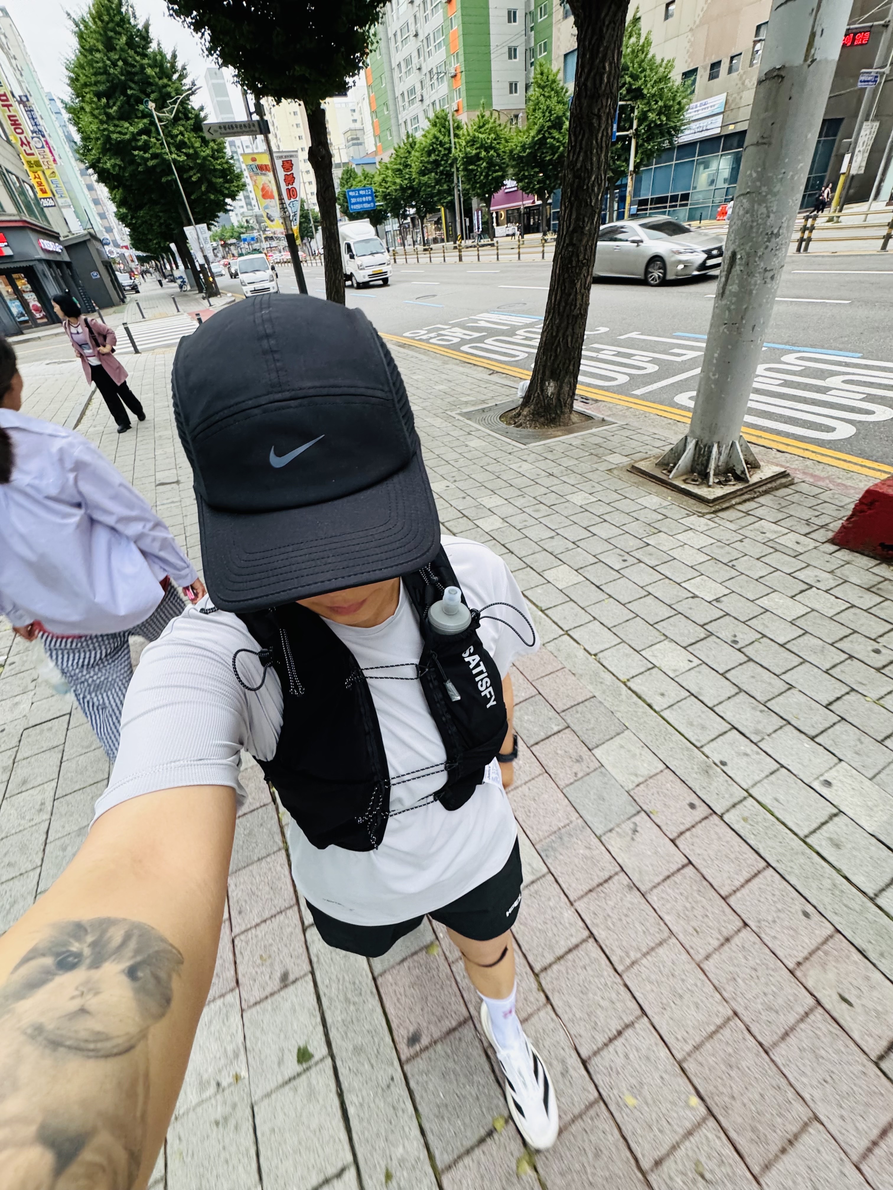 Salomon Primary Ball Cap Black, Nike Vomero 18 Black Dark Smoke Grey 착용 스타일 - 7