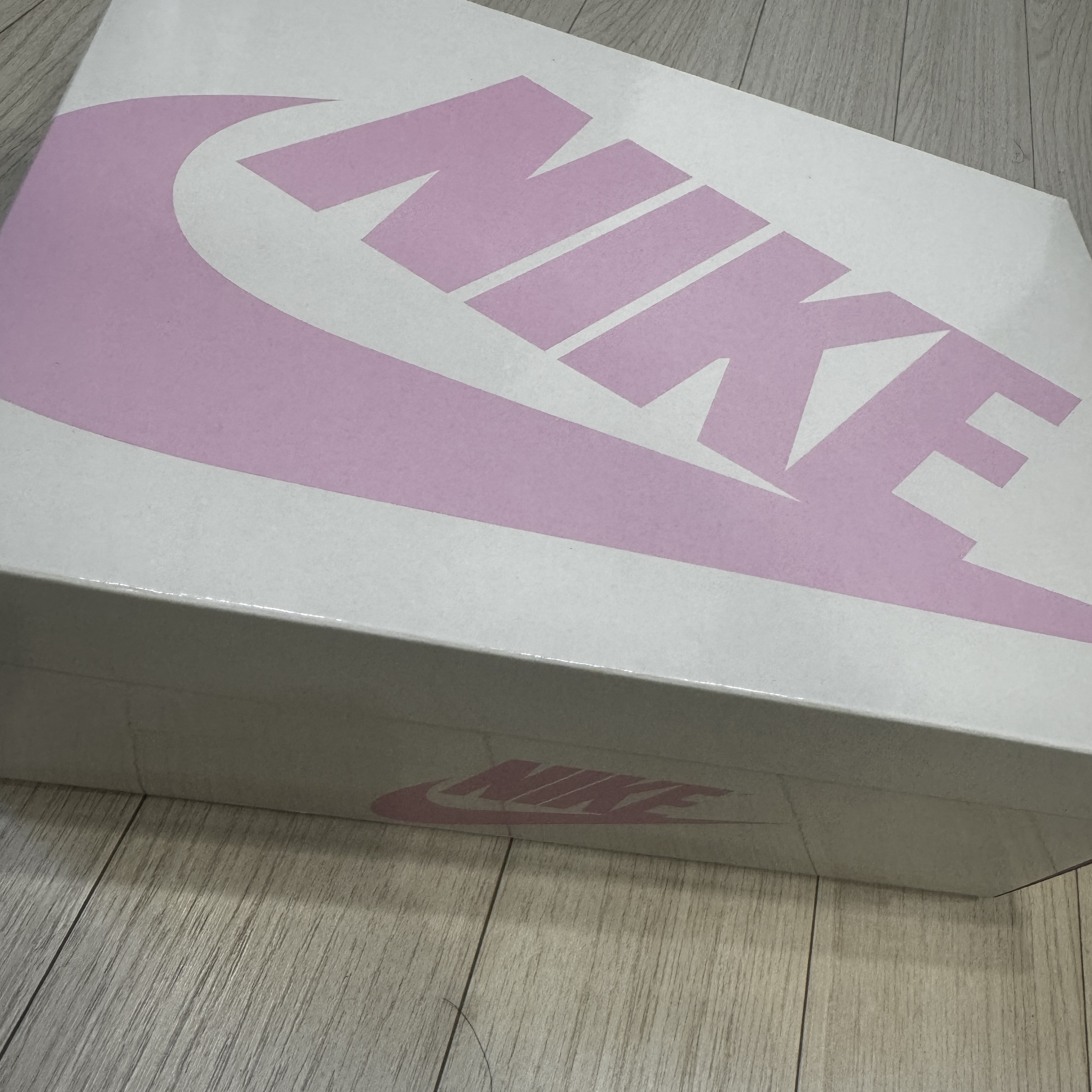 Jordan 1 x Travis Scott Retro Low OG SP Sail Tropical Pink 착용 스타일 - 5