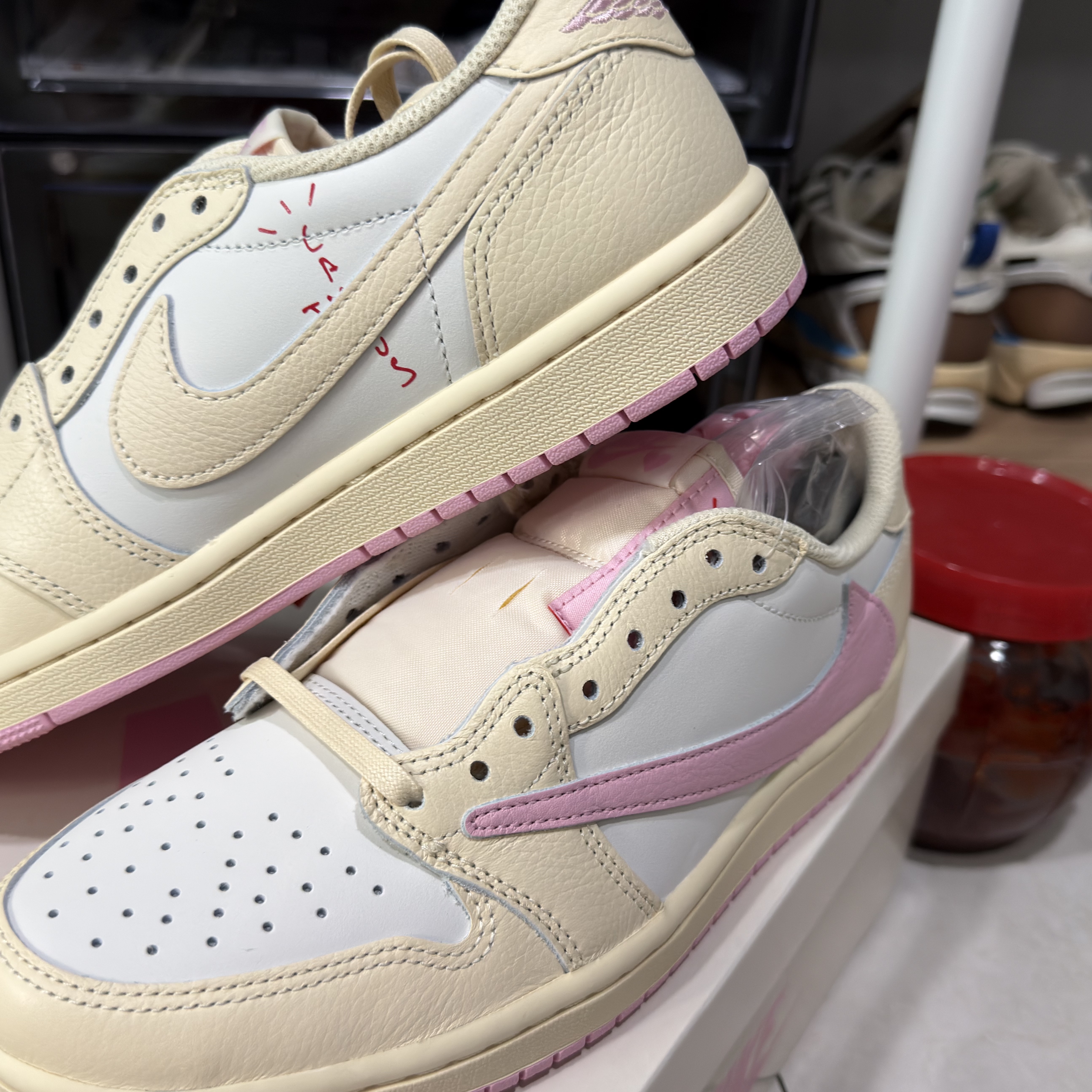 Jordan 1 x Travis Scott Retro Low OG SP Muslin Shy Pink 착용 스타일 - 2