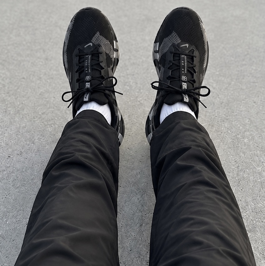 Nike Air Zoom Pegasus 42 Black Medium Ash 착용 스타일