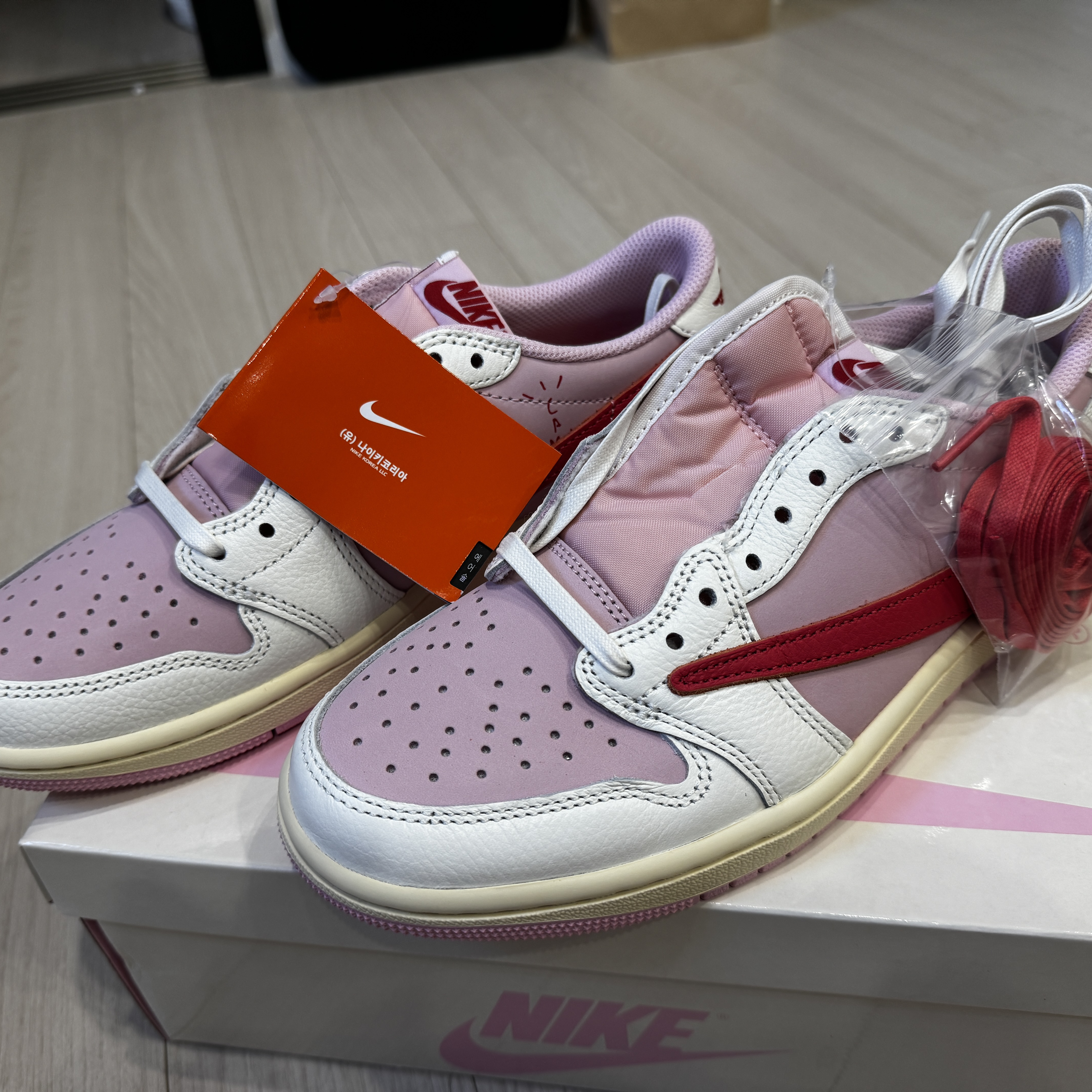 Jordan 1 x Travis Scott Retro Low OG SP Sail Tropical Pink 착용 스타일 - 2