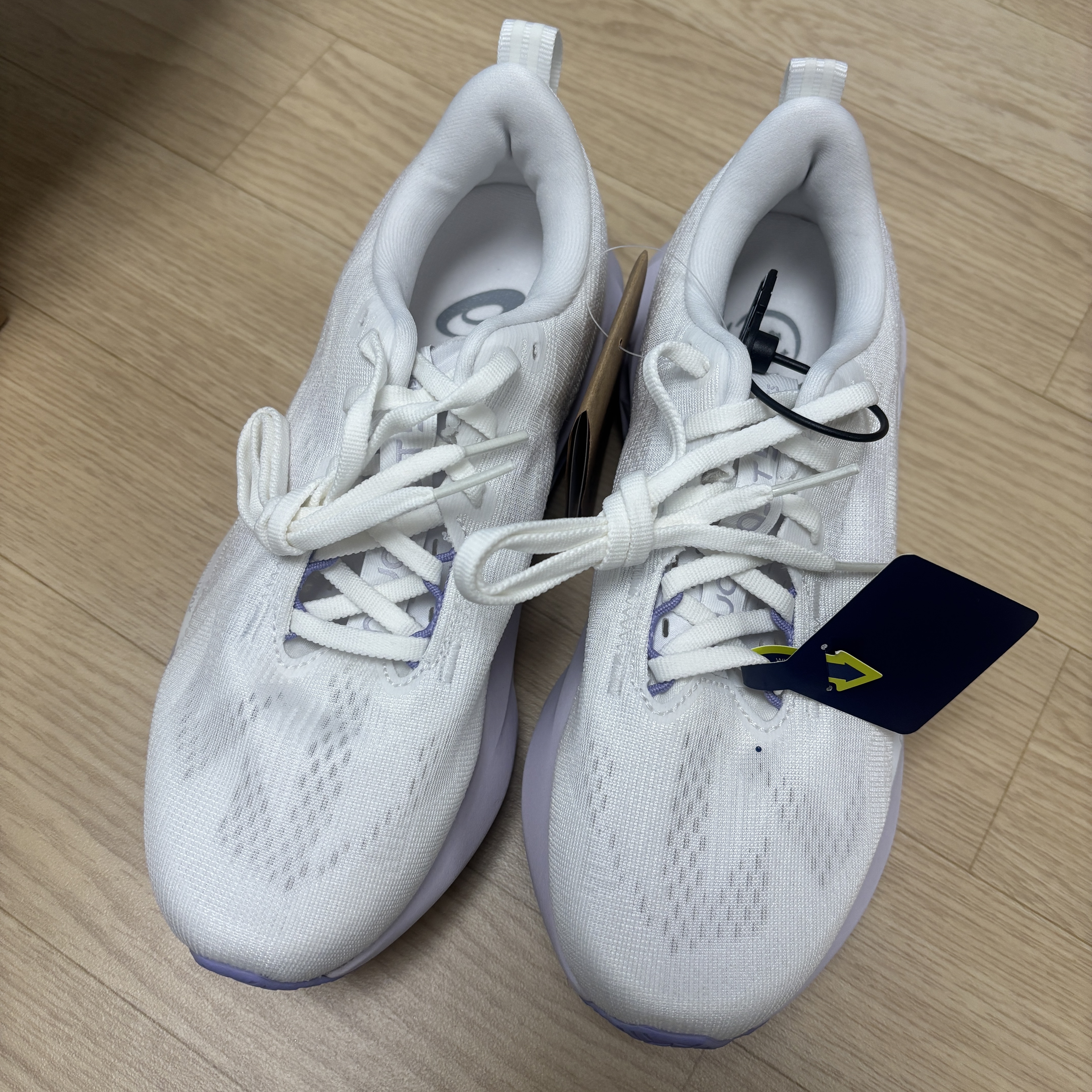 (W) Asics Novablast 5 White Lilac Hint - D Wide 착용 스타일 - 4
