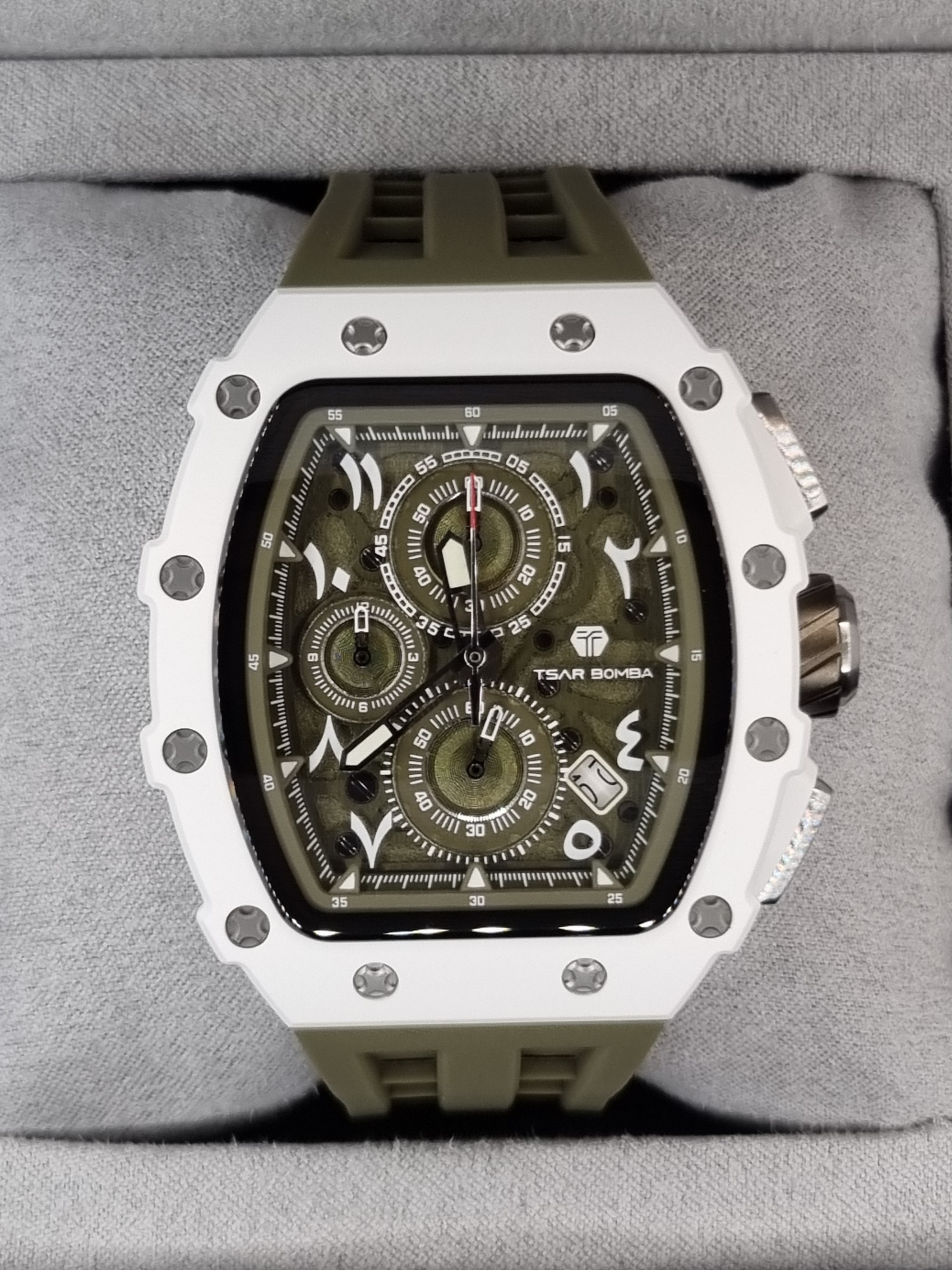 Tsar Bomba Elemental– Bioceramic Chronograph Date Quartz TB8024QA-03 Olive Arabian 착용 스타일