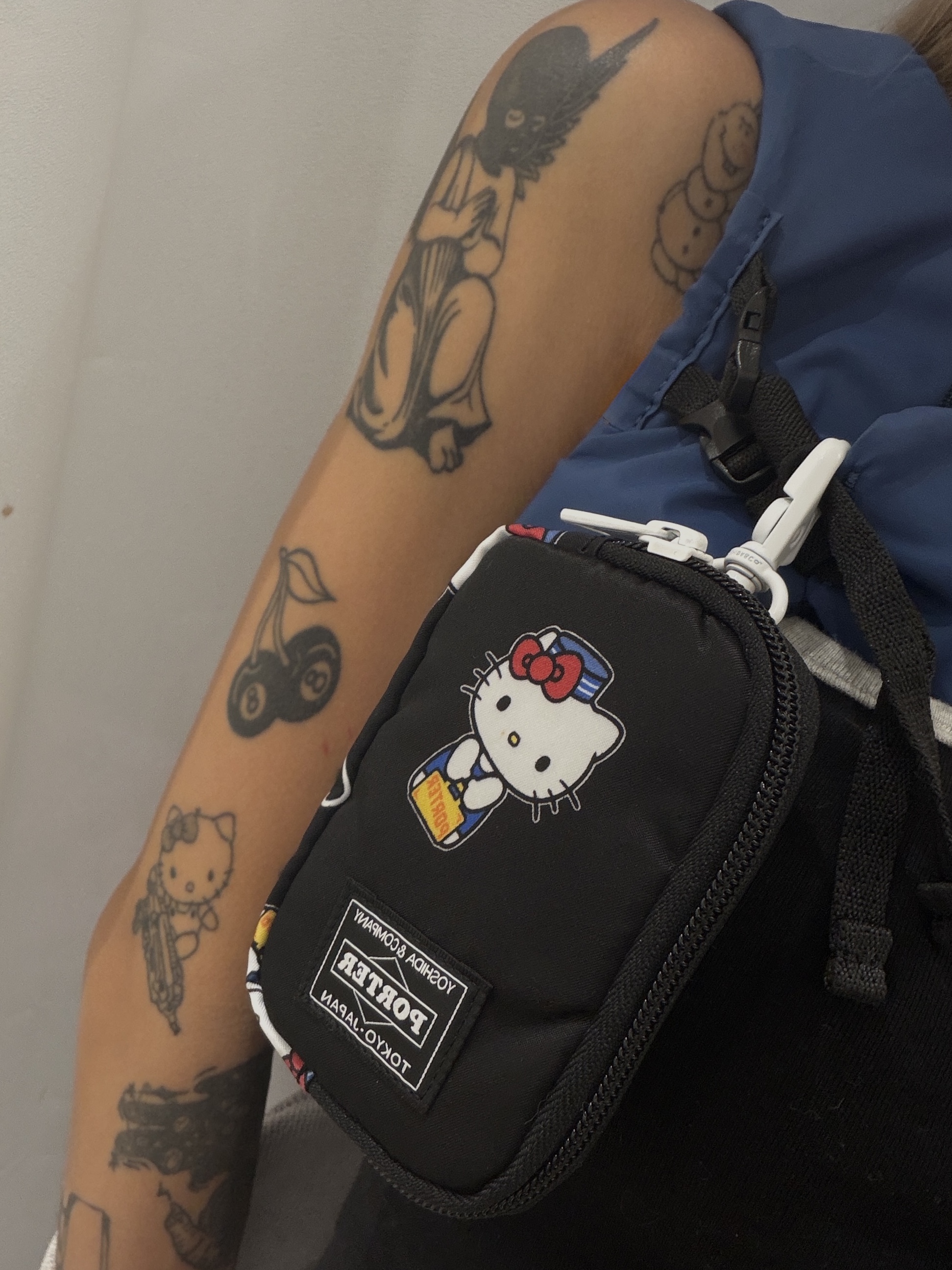 Porter x Hello Kitty Multi Pouch Black, Verdy x Lotte Museum Badge 착용 스타일 - 3
