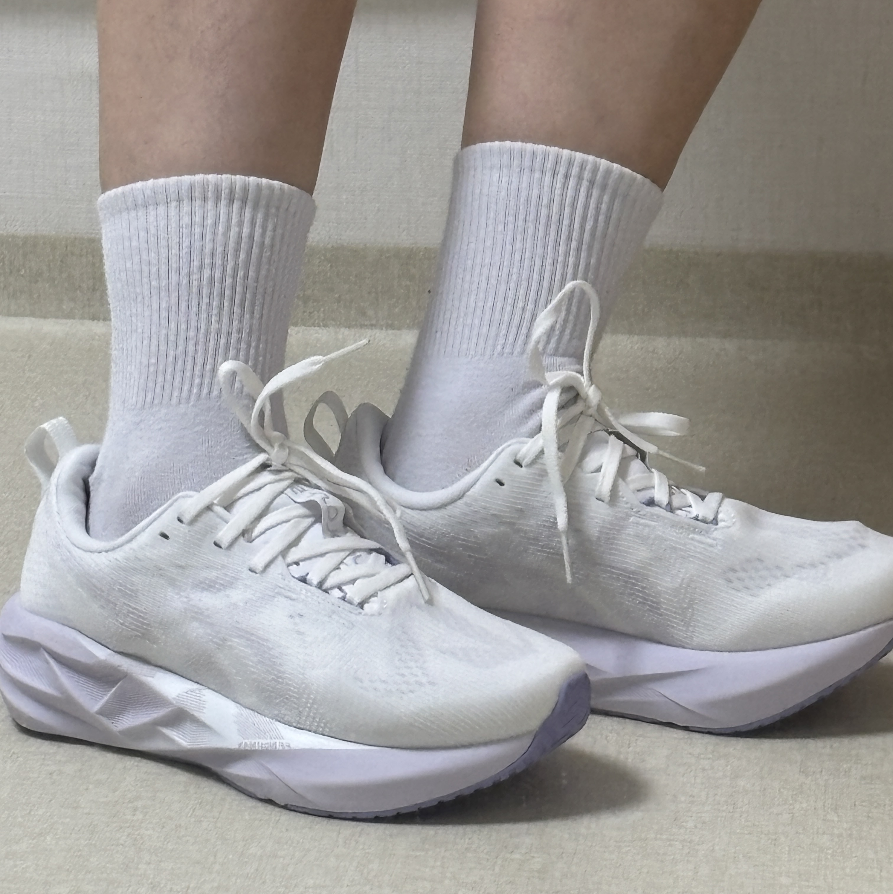 (W) Asics Novablast 5 White Lilac Hint - D Wide 착용 스타일 - 2