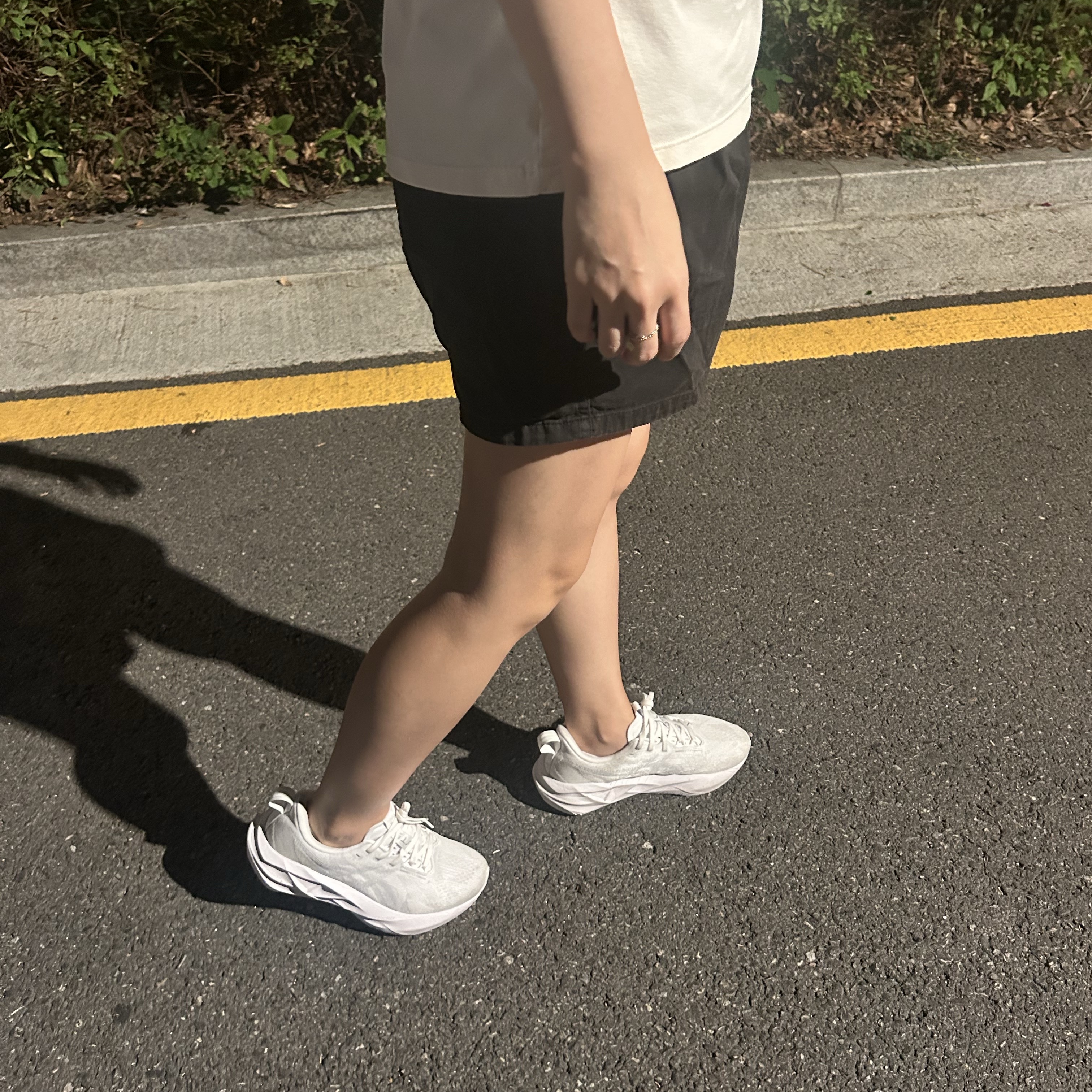 (W) Asics Novablast 5 White Piedmont Grey 착용 스타일