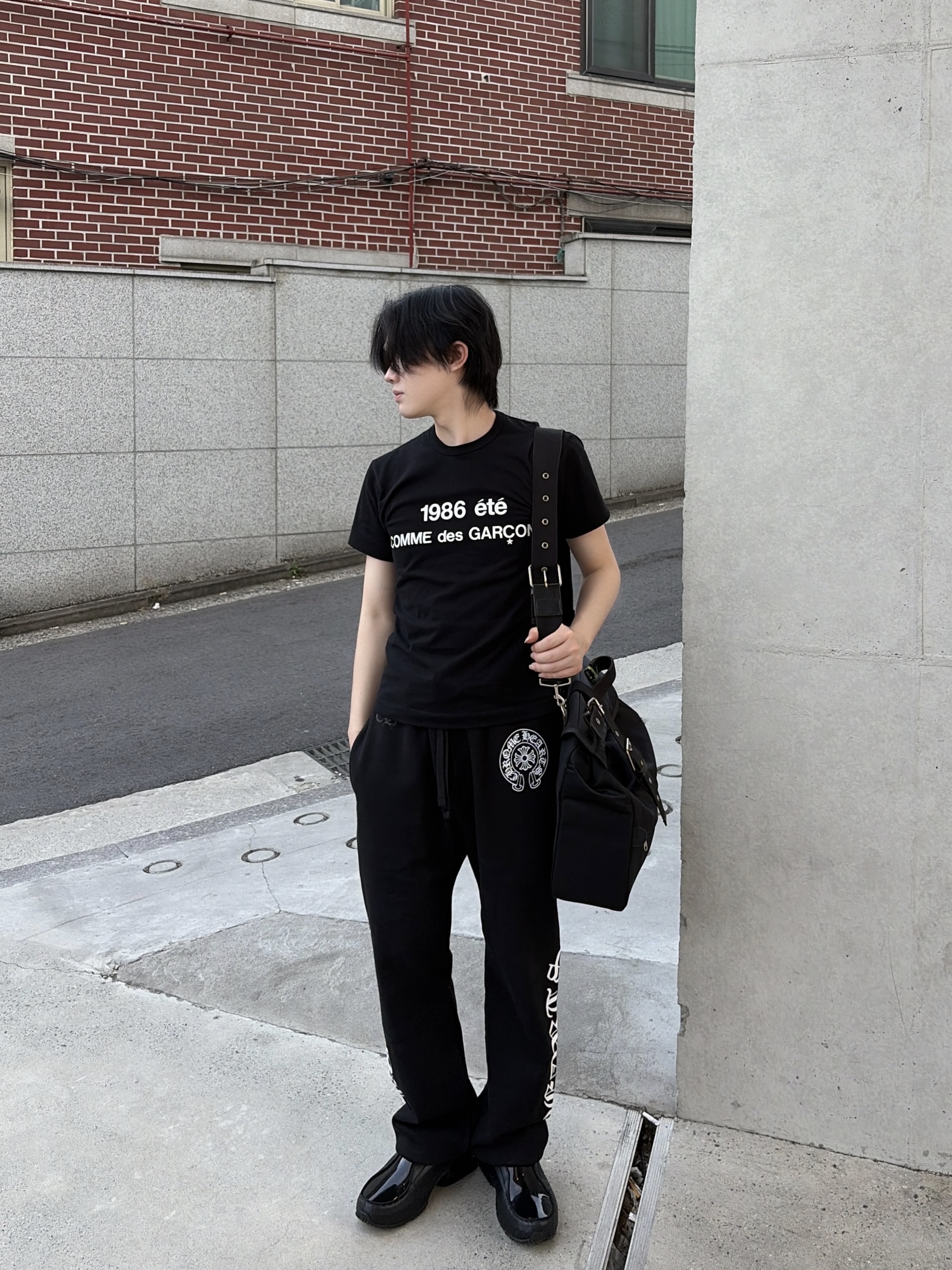 CDG 1986 Comme des Garcons T-Shirt Black, Chrome Hearts Horseshoe Logo Back Pocket Sweatpants Black 착용 스타일
