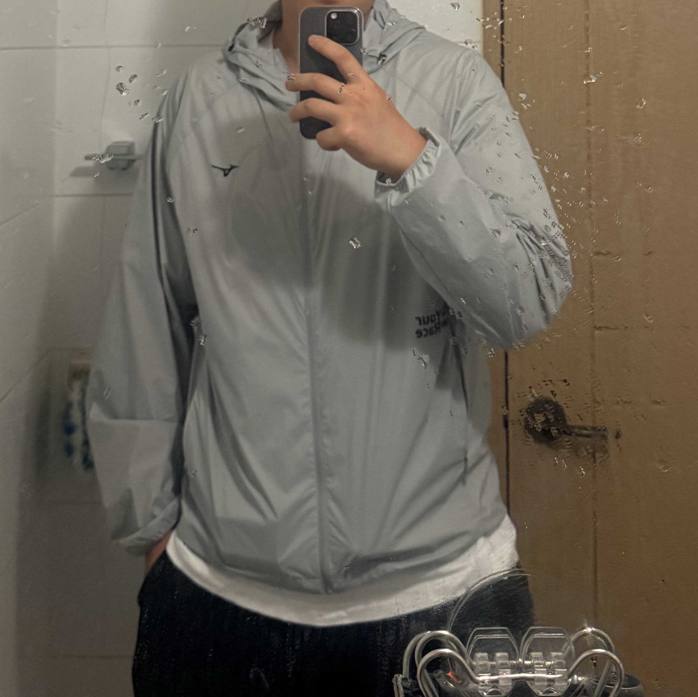 Mizuno Light Windbreaker Light Grey 착용 스타일