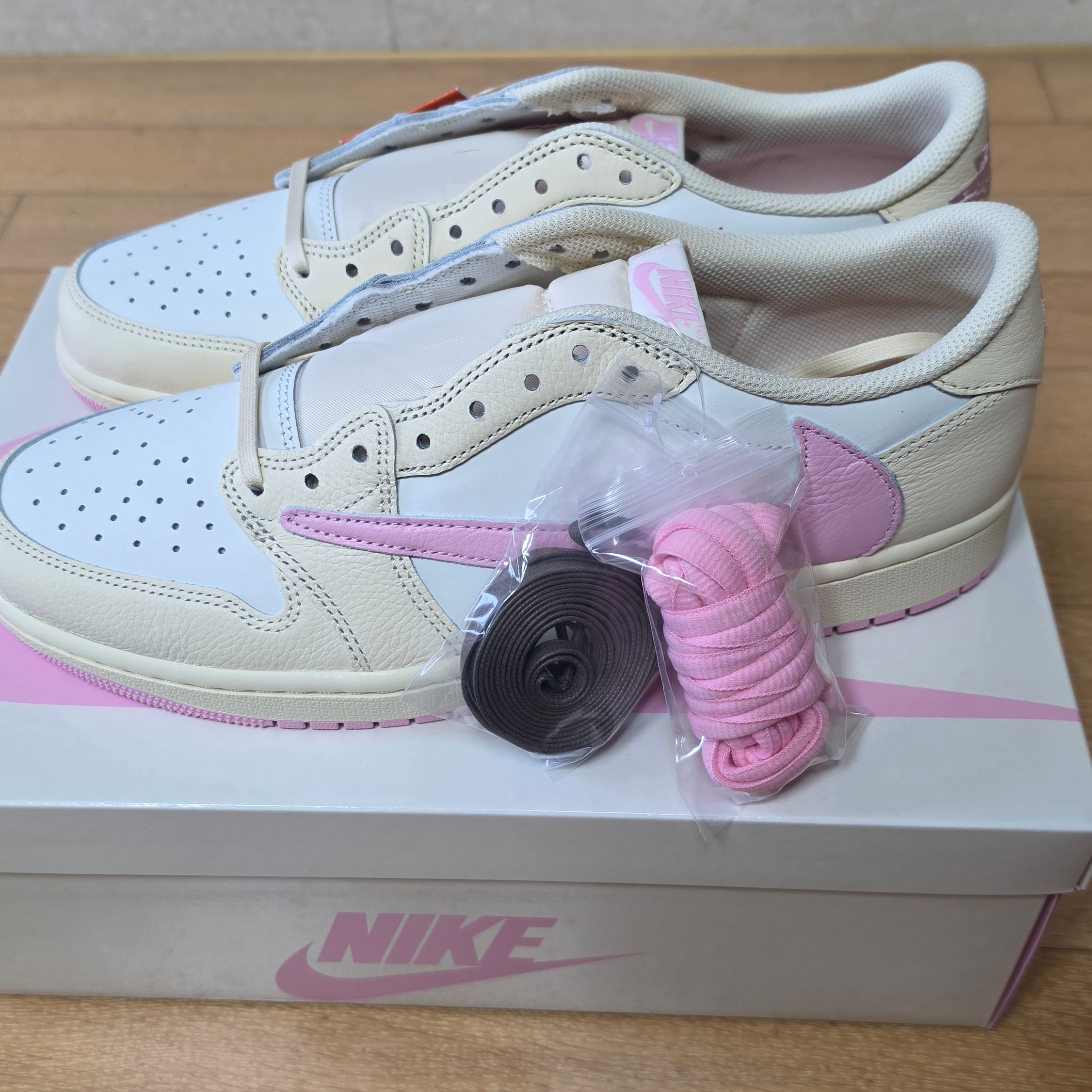 Jordan 1 x Travis Scott Retro Low OG SP Muslin Shy Pink 착용 스타일 - 2