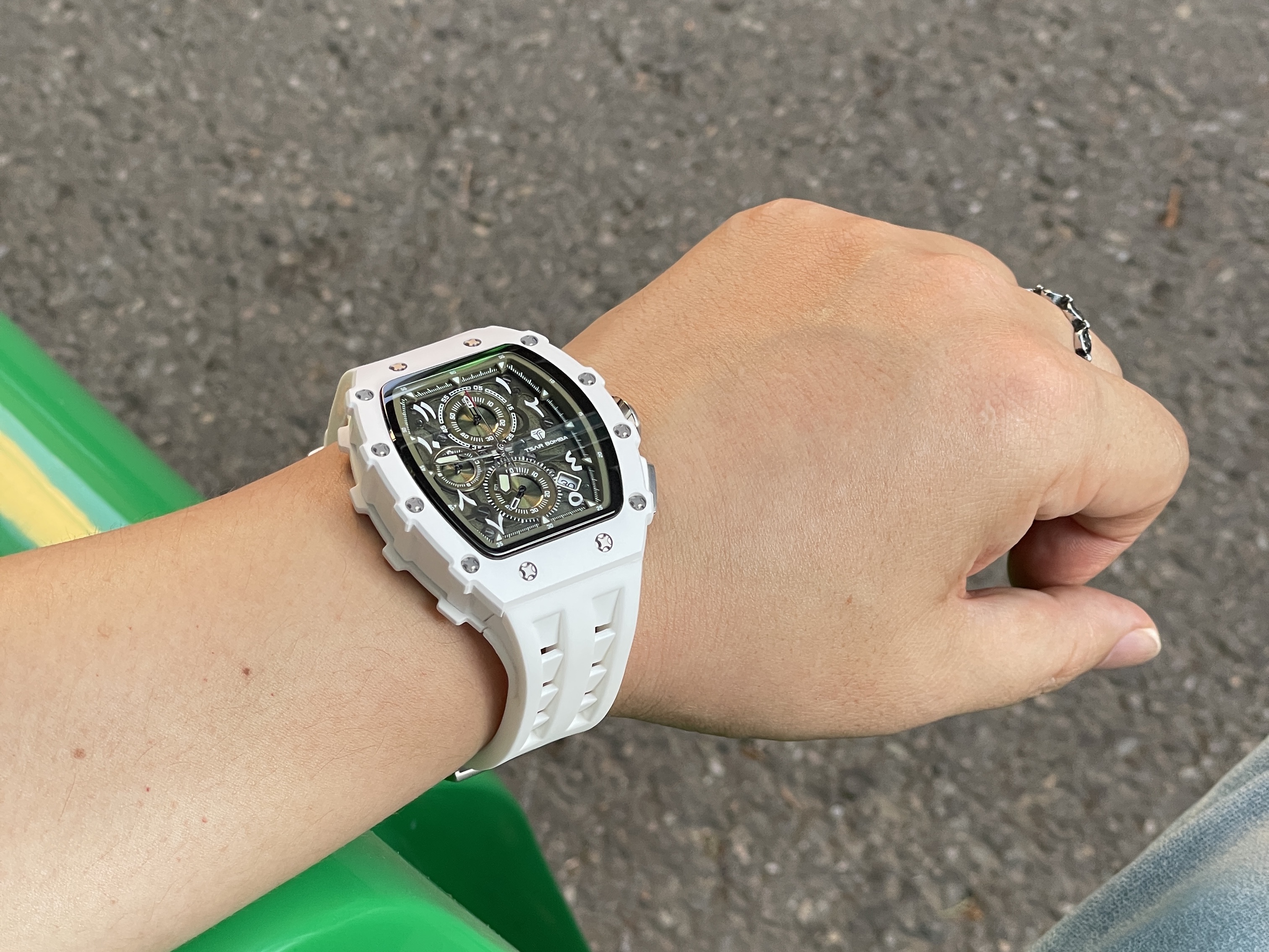 Tsar Bomba Elemental– Bioceramic Chronograph Date Quartz TB8024QA-03 Olive Arabian 착용 스타일 - 1
