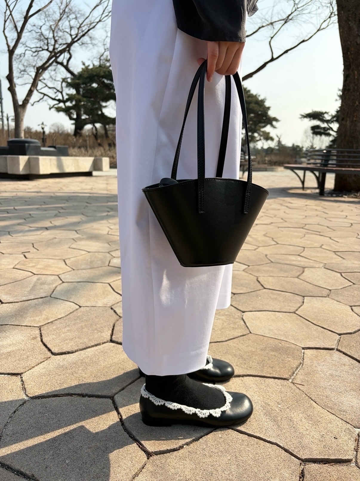 Amomento Women Leather Bucket Bag Black - 26SS 착용 스타일