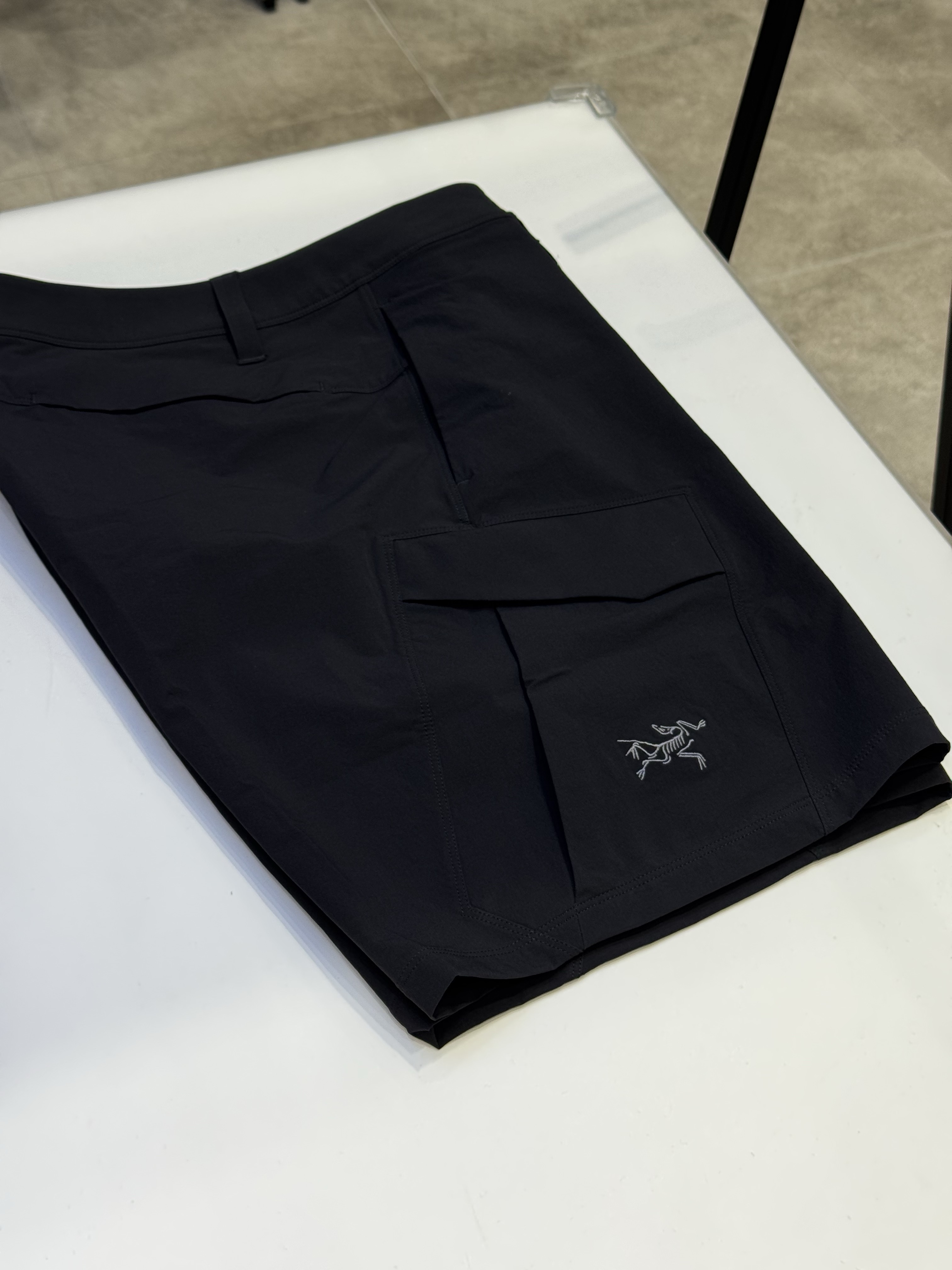 Arc'teryx Rampart Shorts 9 Inch Black, Hermes Bouncing Sneakers Calfskin Suede Goatskin & Blanc 착용 스타일 - 1