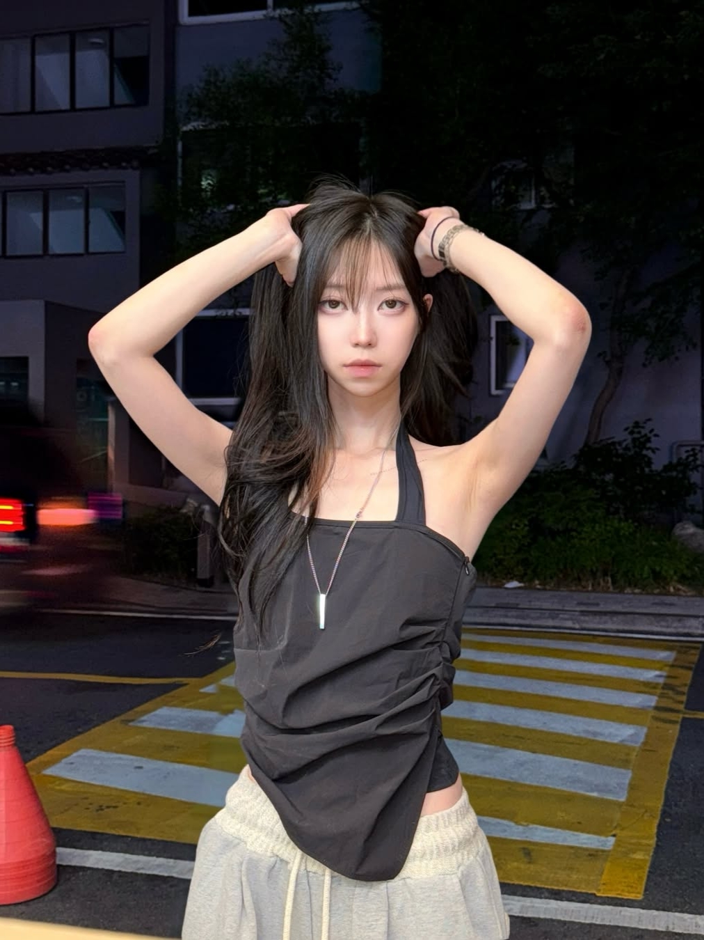 VOONT Diagonal Panel Halter Sleeveless (BLACK) 착용 스타일 - 2