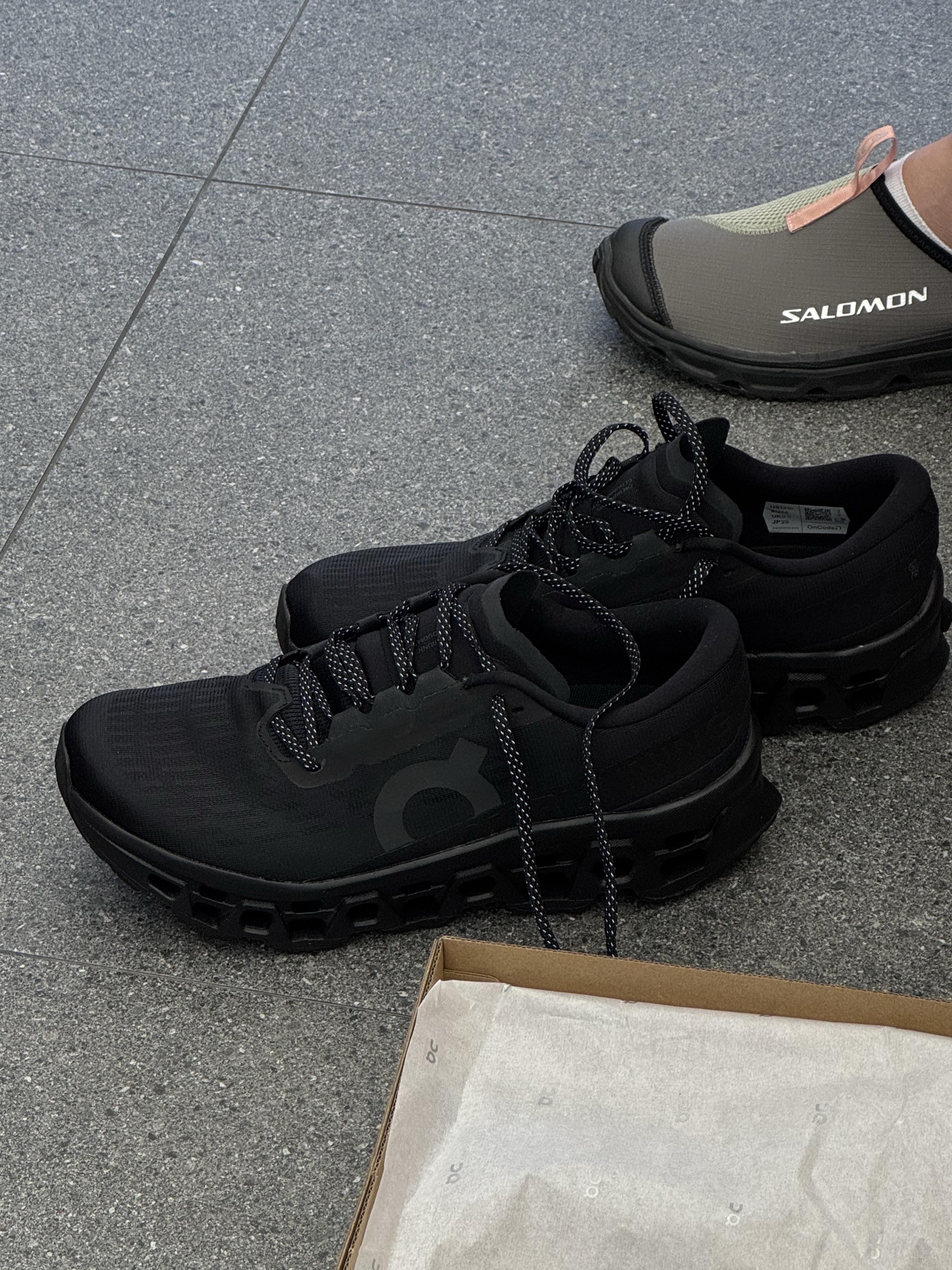 On Running Cloudmonster 3 Black, On Running Cloudmonster 3 White 착용 스타일 - 2