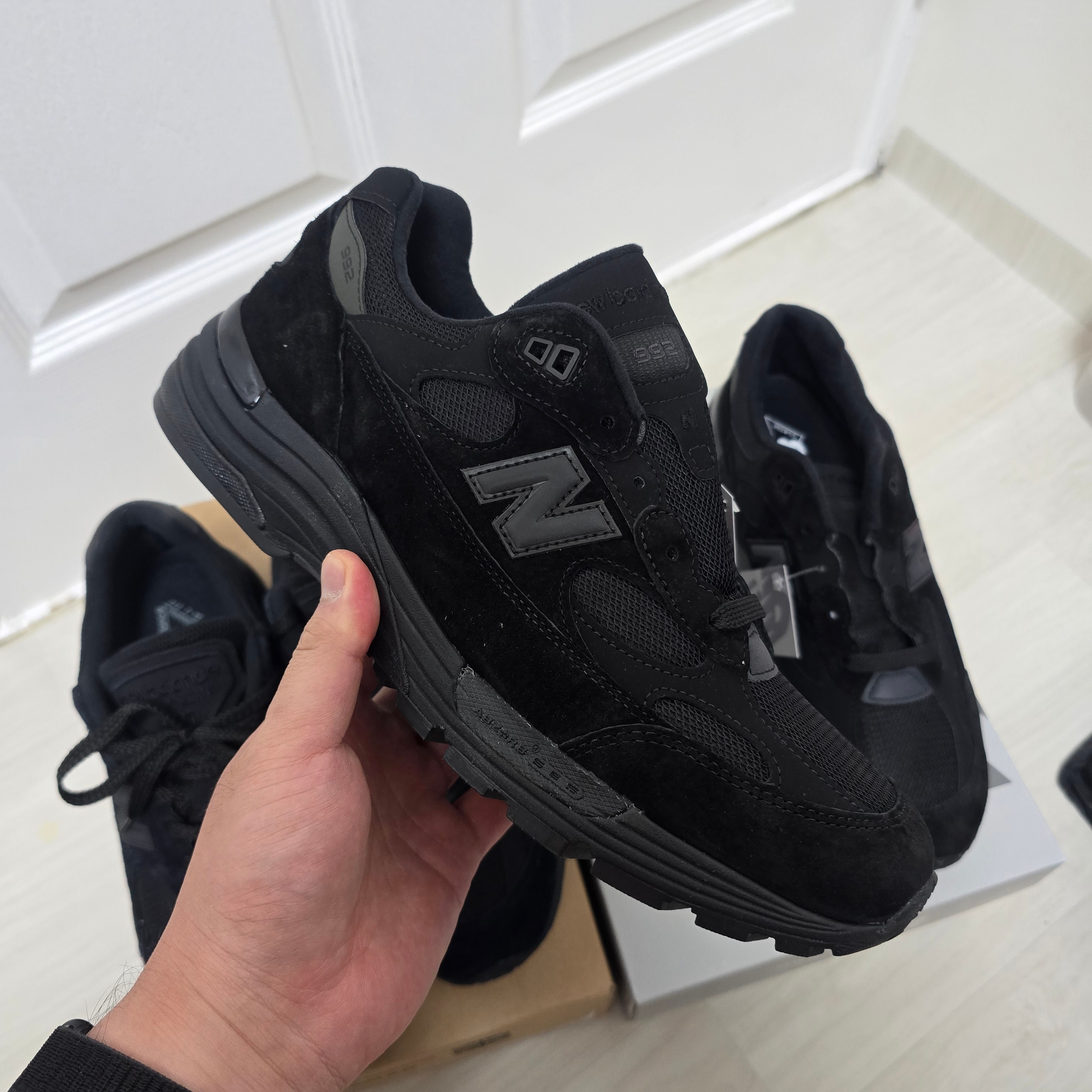 New Balance 991v2 Made in UK Black Grey, New Balance 992 Made in USA Core Black 착용 스타일 - 3