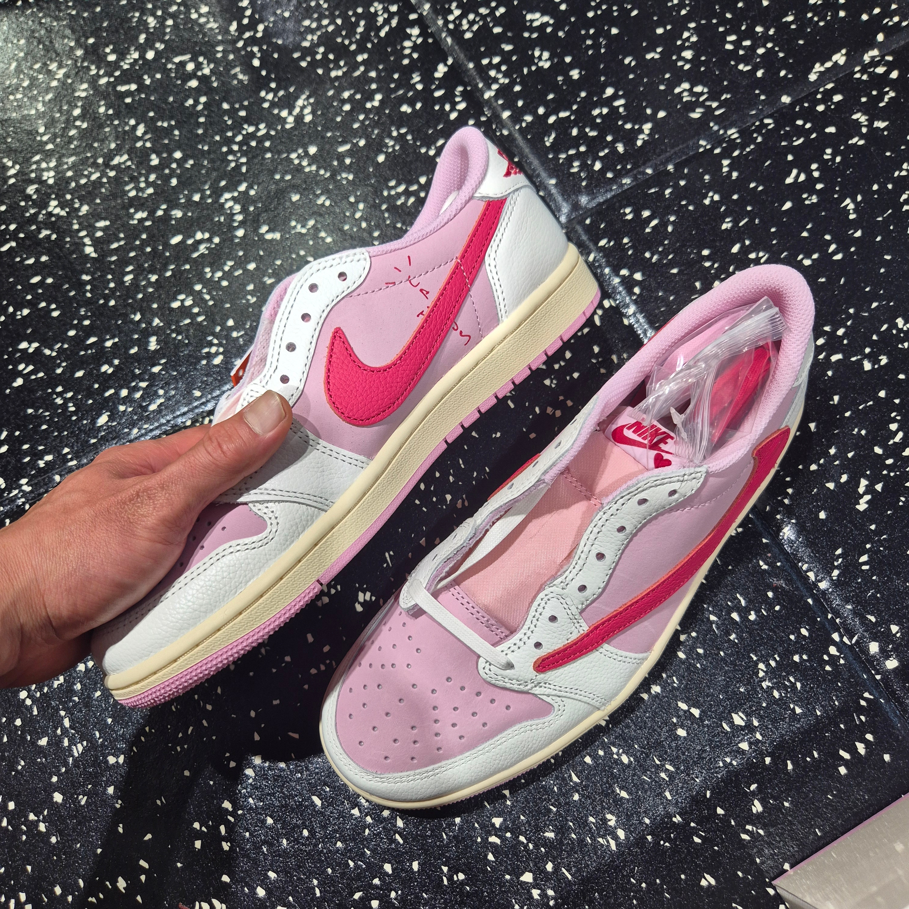 Jordan 1 x Travis Scott Retro Low OG SP Sail Tropical Pink 착용 스타일 - 2