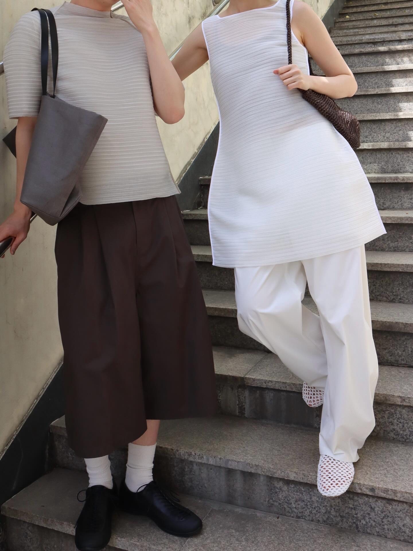 Amomento Women Net Flats White - 26SS, Amomento Women Two Tuck Wide Shorts Brown - 26SS 착용 스타일 - 2