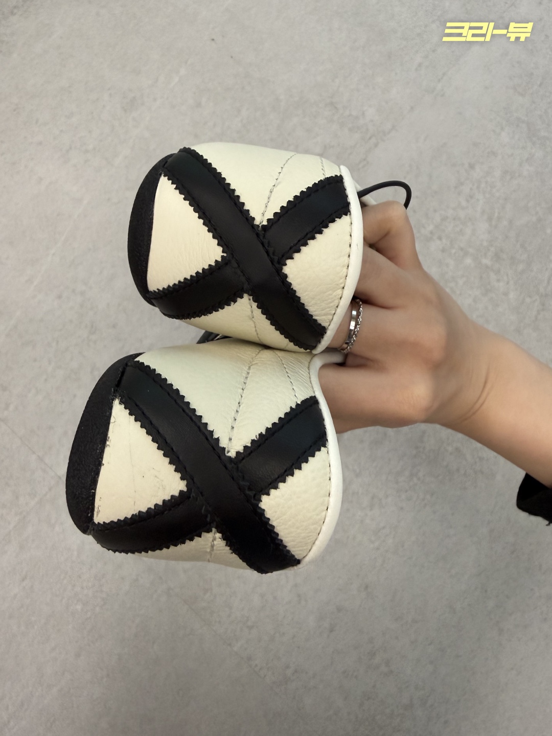 (W) Adidas Tokyo Off White Core Black 착용 스타일 - 4