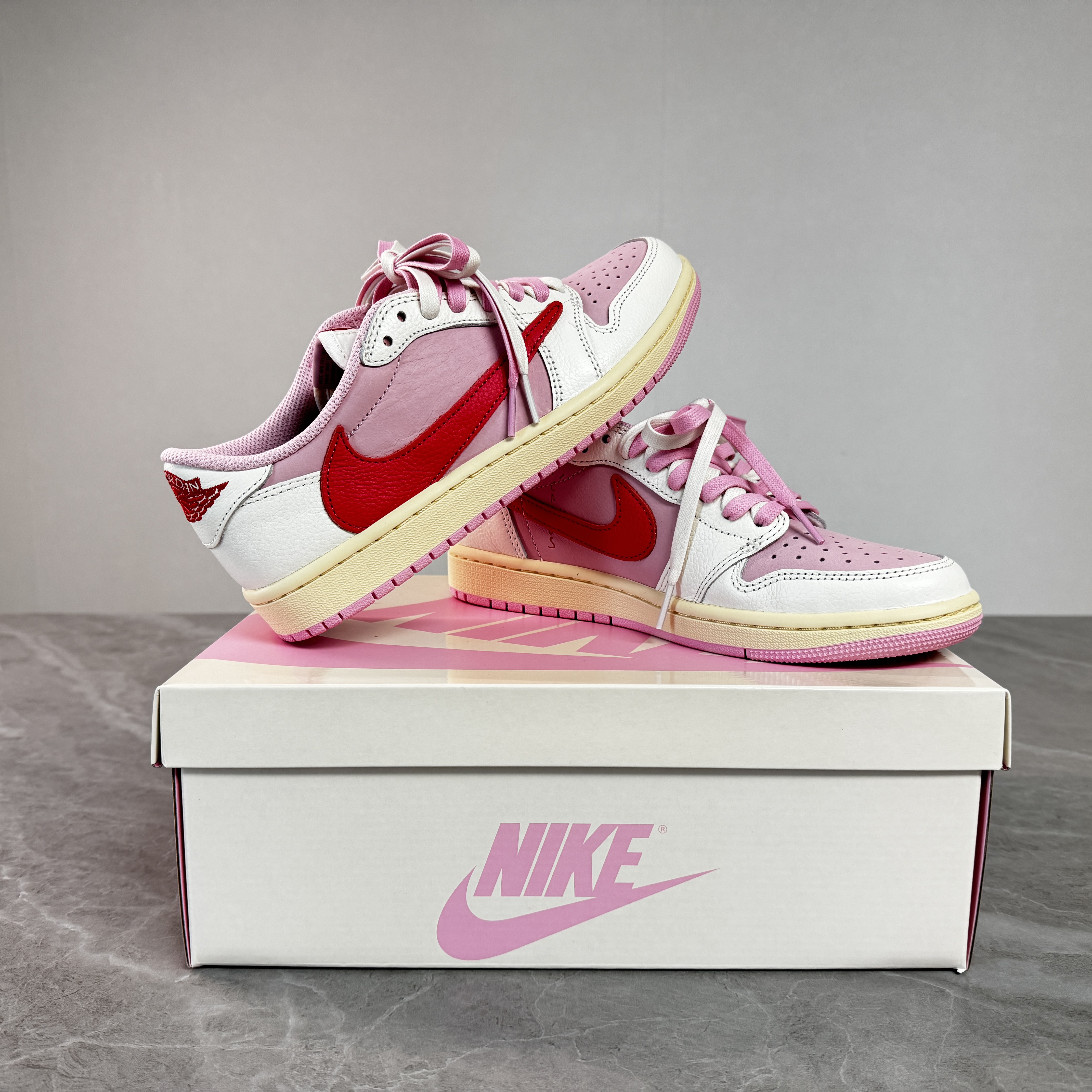 Jordan 1 x Travis Scott Retro Low OG SP Sail Tropical Pink 착용 스타일